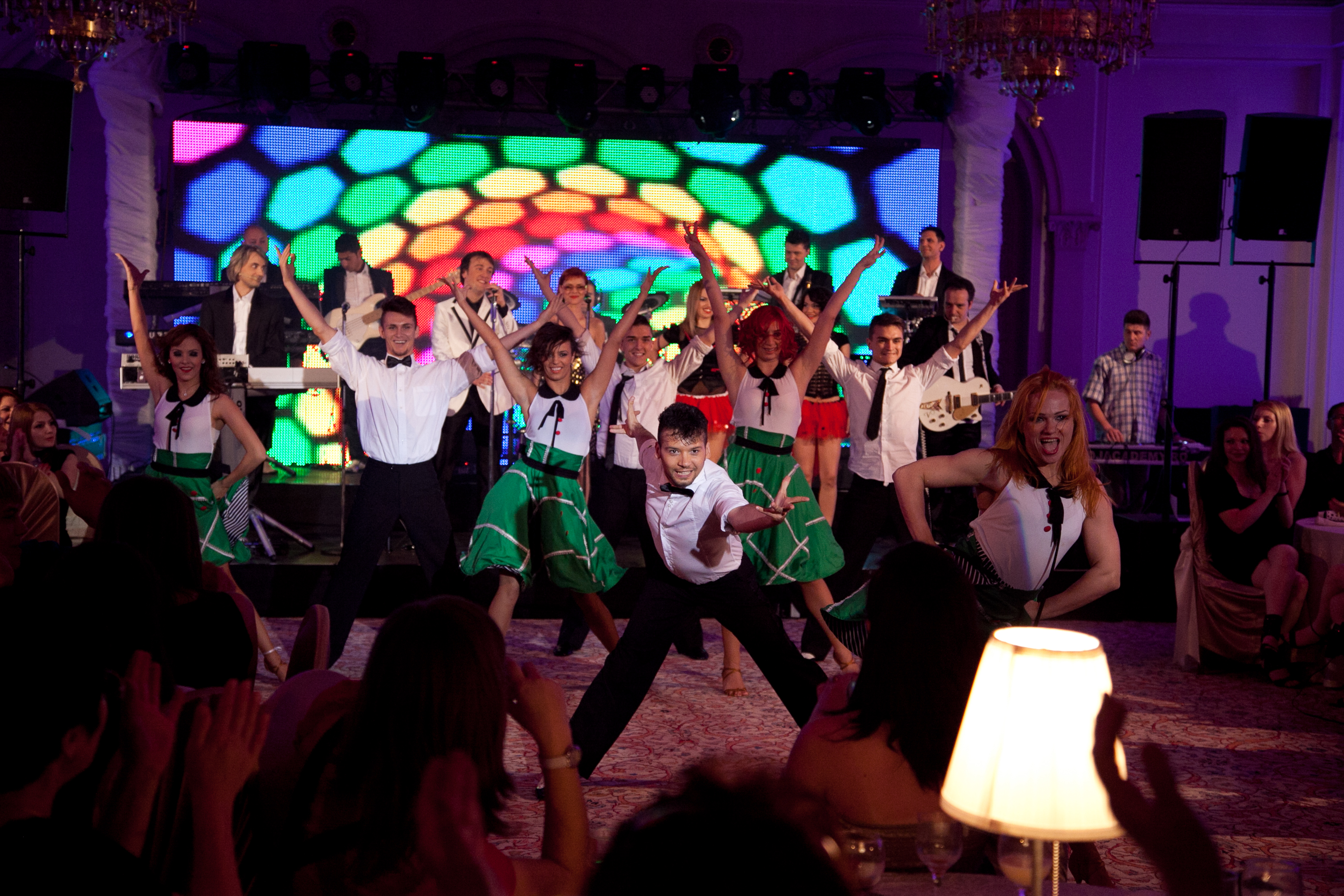 In timpul spectacolelor, scena este plina de artisti si dansatori