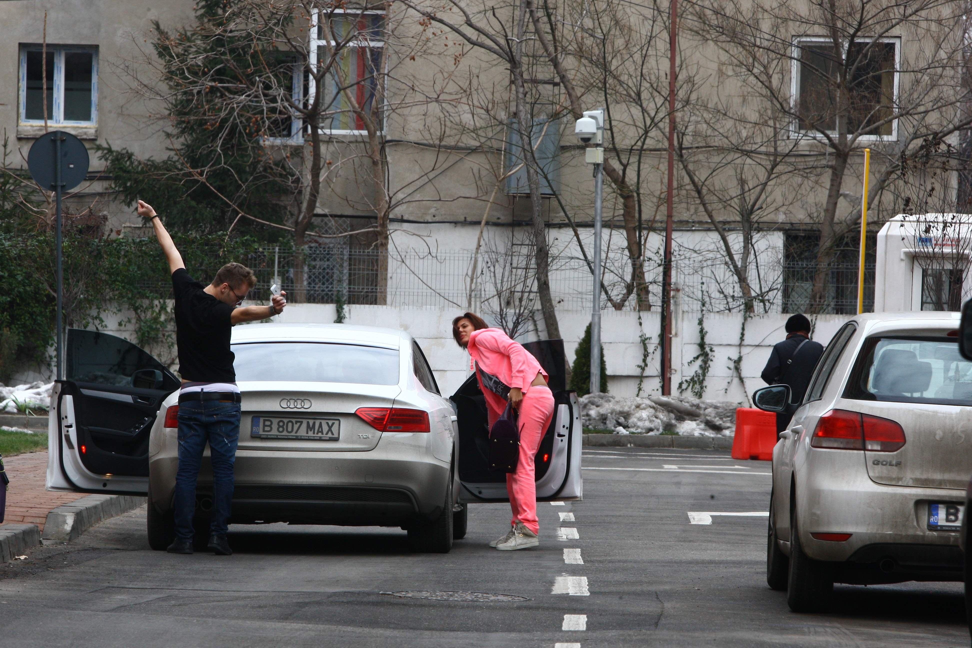 In timp ce sportivul incerca sa scoata bagajul din masina, Madalina isi aduna restul lucrurilor