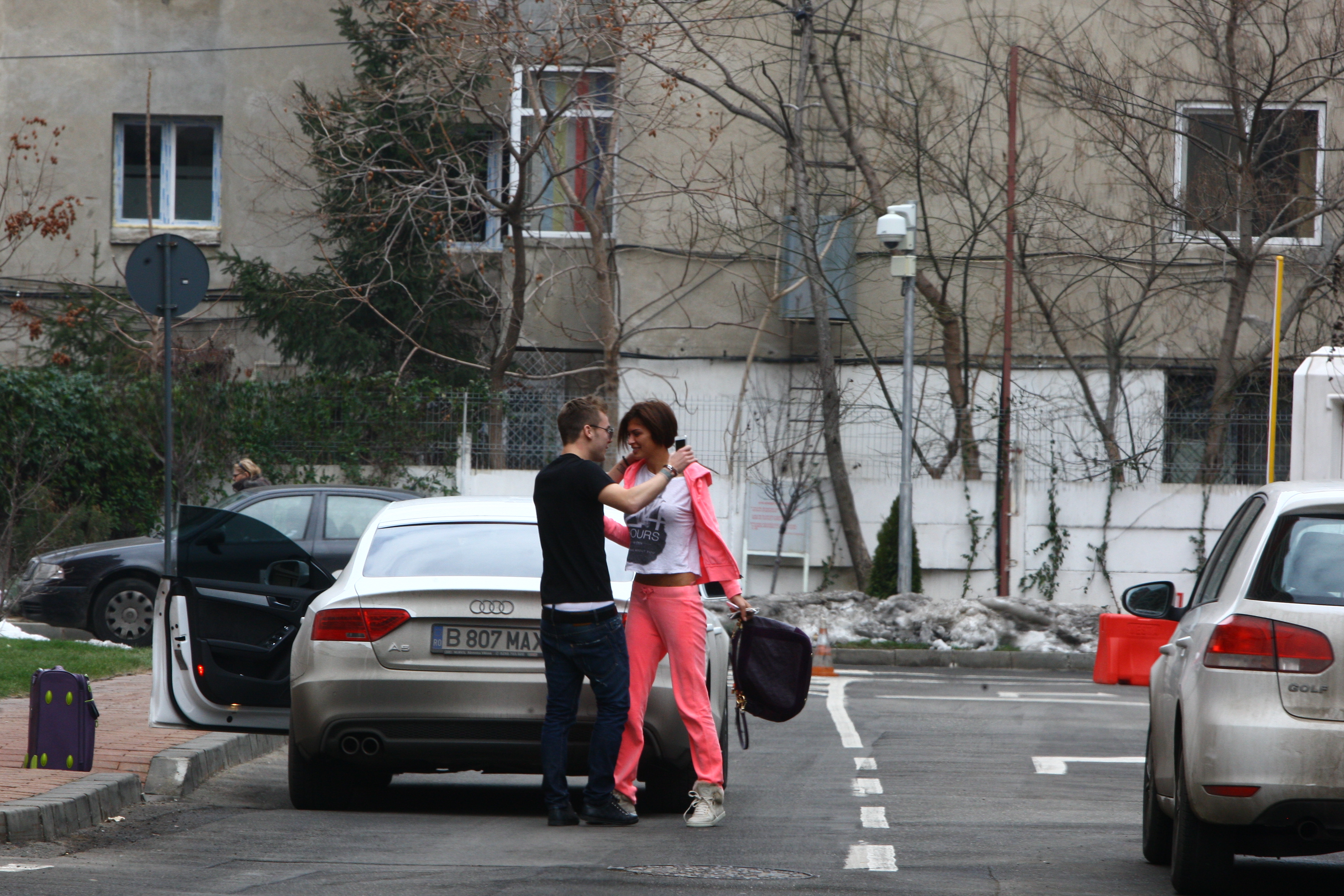 Entuziasmata, Pamfile il ia in brate pe Alexandru Maxim