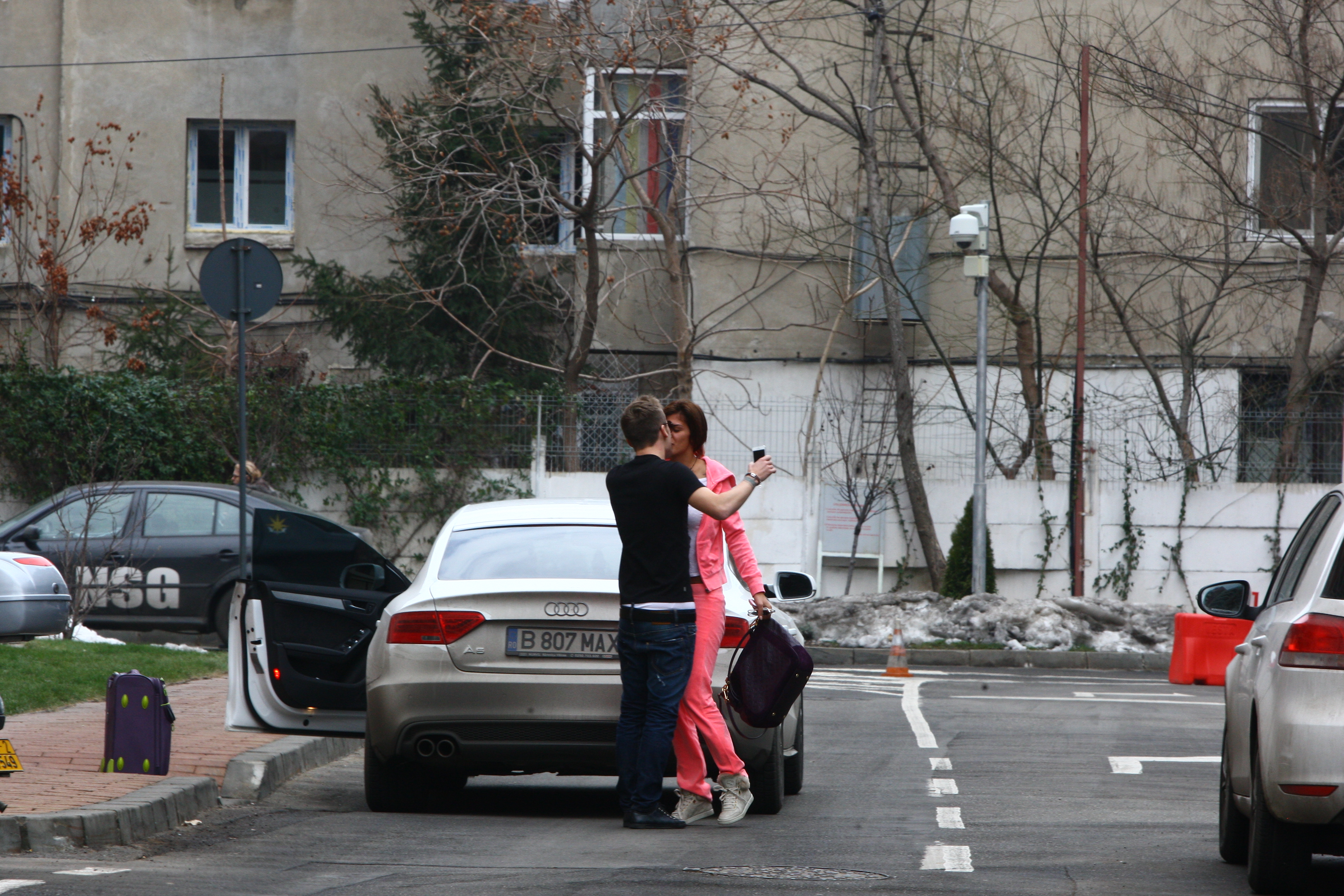 Cei se saruta de mama focului