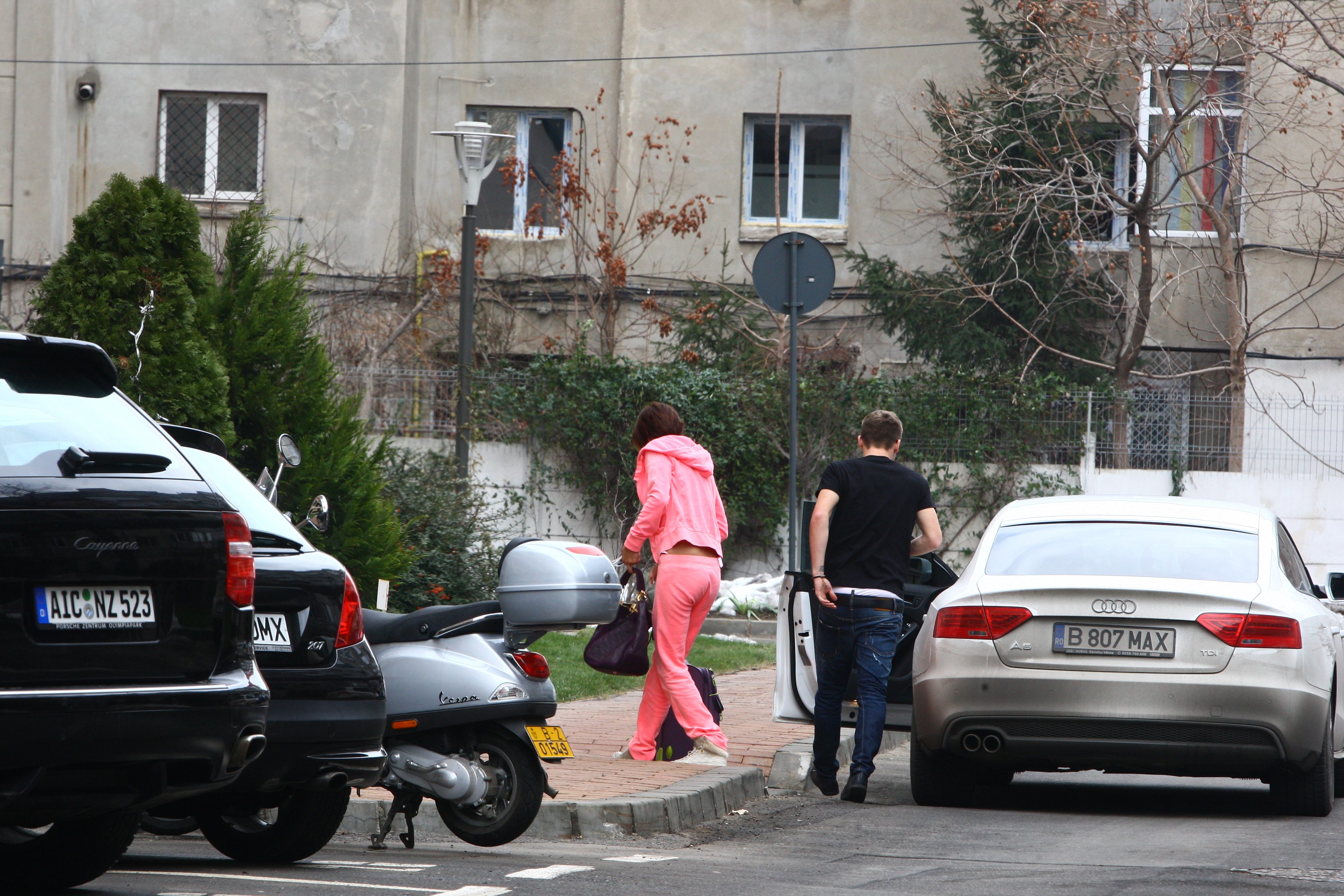 Fosta asistenta TV isi ia dezamagita bagajul si se indreapta spre casa