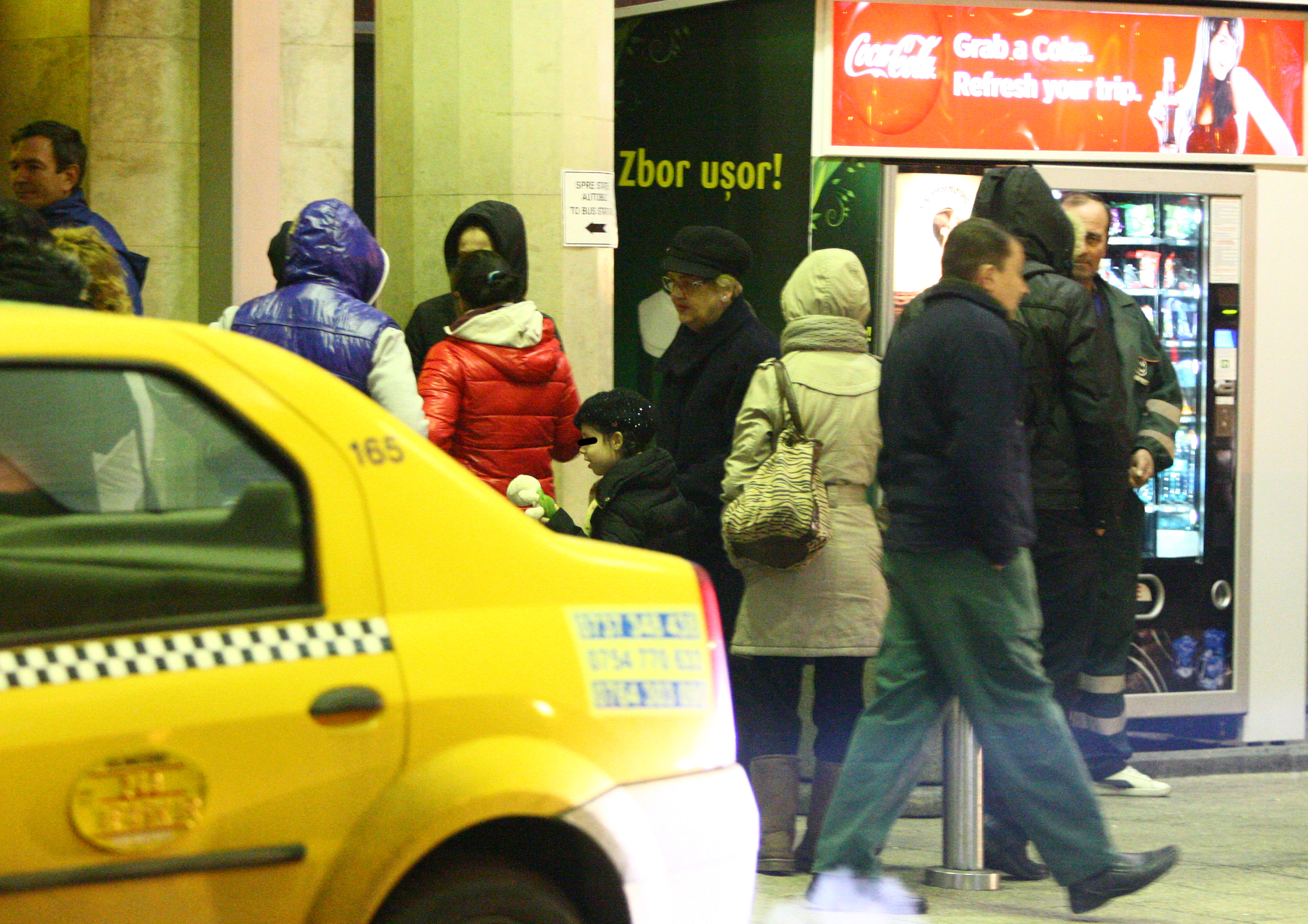 Vedetele TV sunt insotiti de fiica lor, Violeta si mama cantaretului. FOTOGRAFIE REALIZATA JOI SEARA, 10.01.2013, LA ORA 20.20