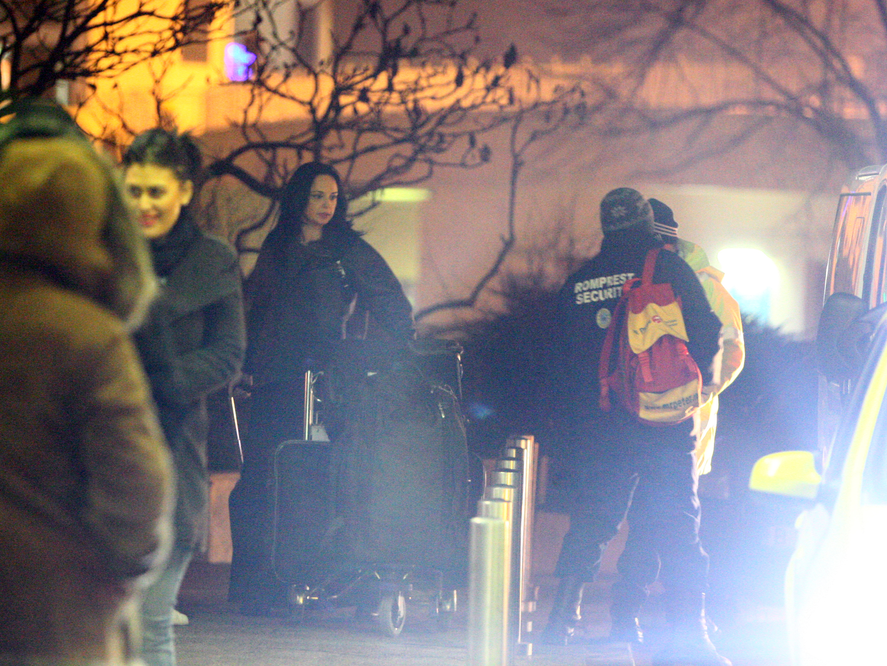 Andreea Marin pare degajata si nerabdatoare sa ajunga in vacanta. FOTOGRAFIE REALIZATA JOI SEARA, 10.01.2013, LA ORA 20.20