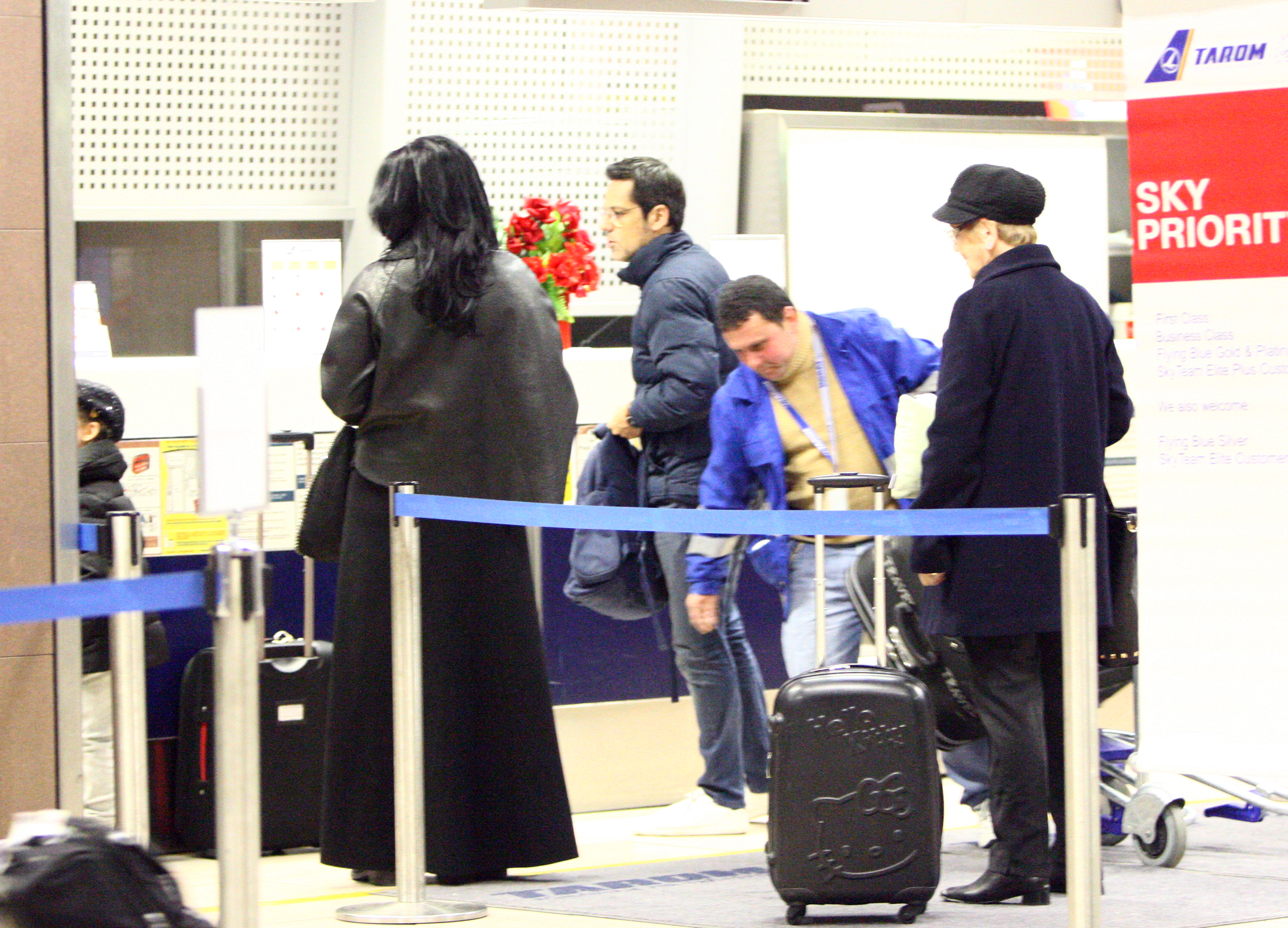 In timp ce artistul trage de bagaje, Andreea se uita atent pentru a nu depasi numarul de kilograme admise