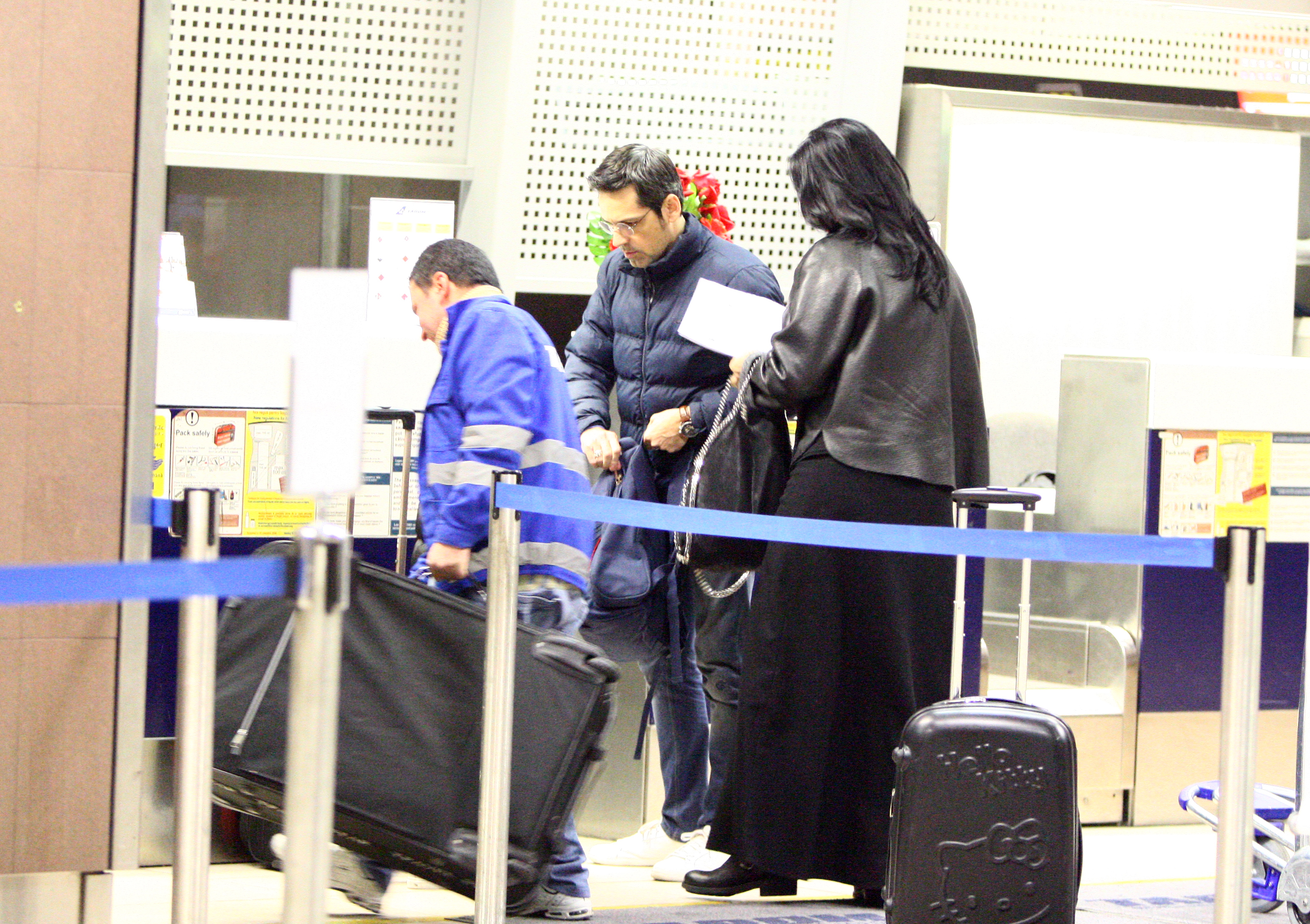 Prezentatoarea TV tine in mana biletele de zbor, semn ca ea detine controlul acestei plecari. FOTOGRAFIE REALIZATA JOI SEARA, 10.01.2013, LA ORA 20.20