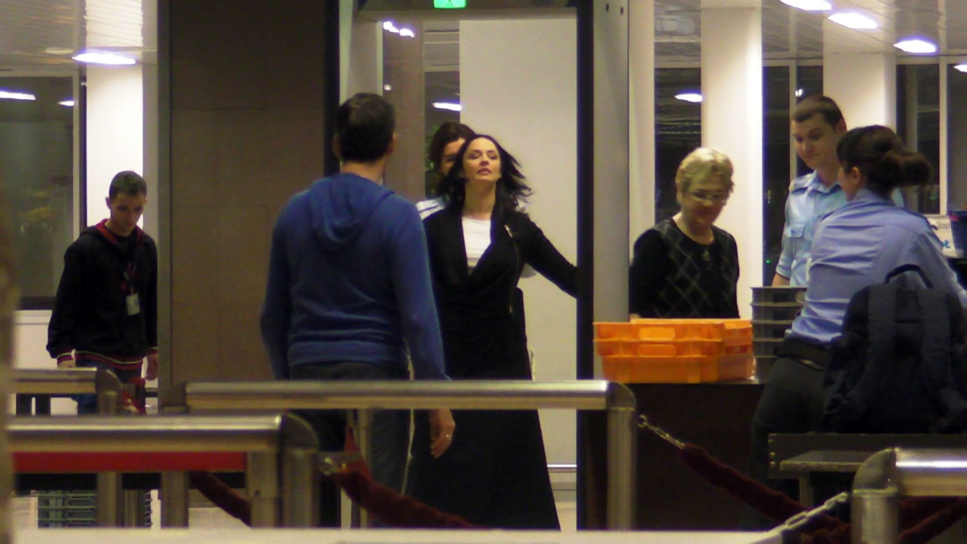 Andreea Marin este oprita la punctul de control pentru o verificare mai amanuntita. FOTOGRAFIE REALIZATA JOI SEARA, 10.01.2013, LA ORA 20.20