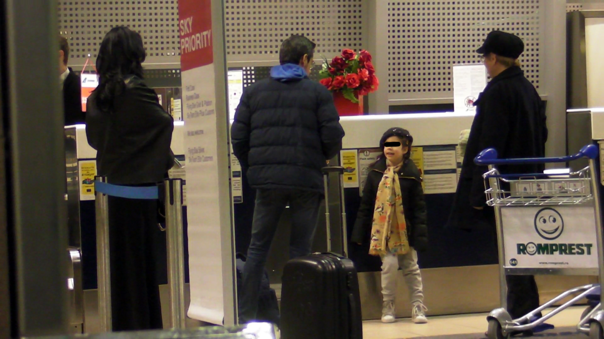 Violeta este cea mai fericita de aceasta plecare impreuna cu parintii ei