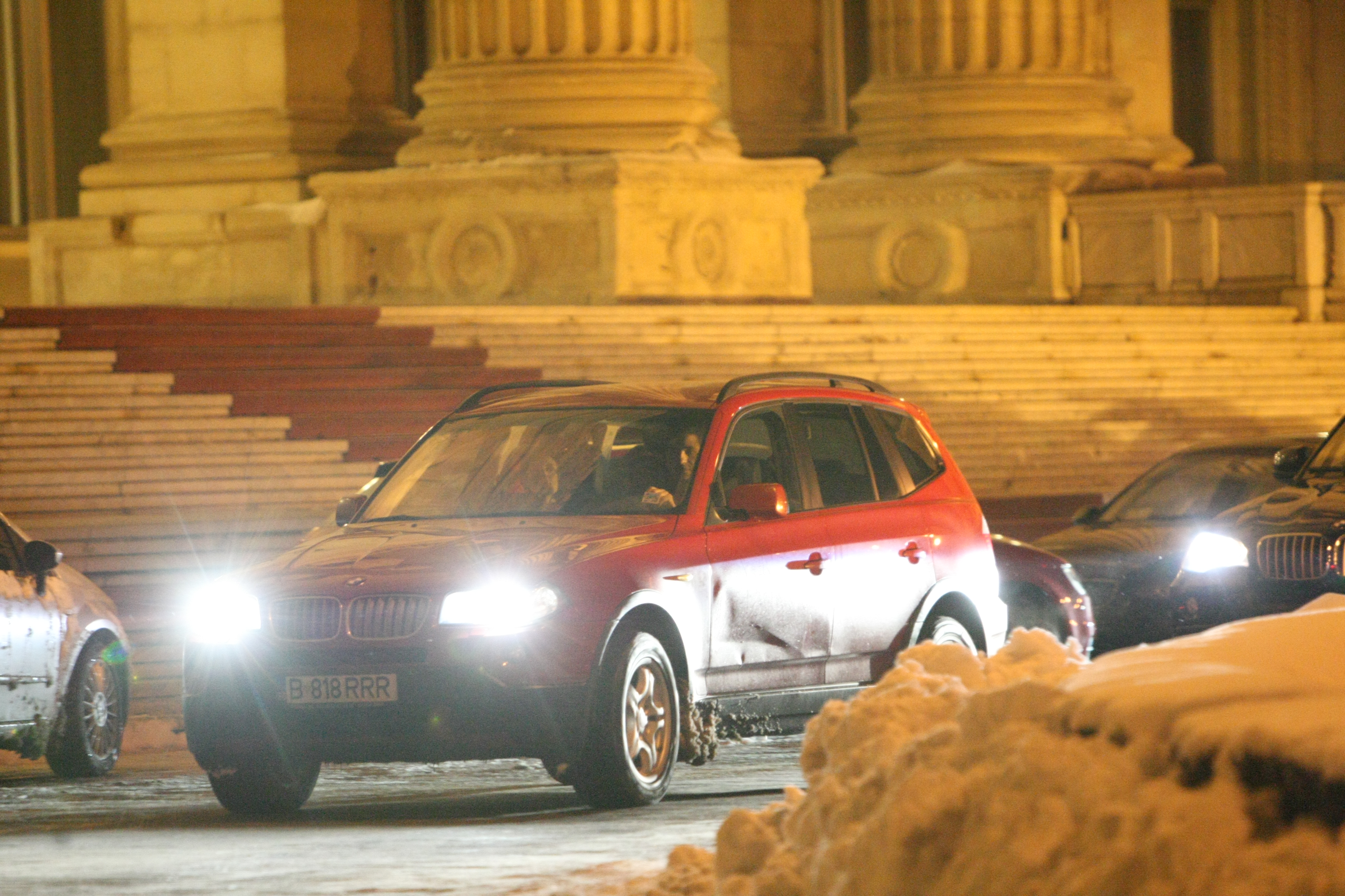 Din cauza tocurilor inalte, Raluca si-a rugat un coleg sa ii conduca masina