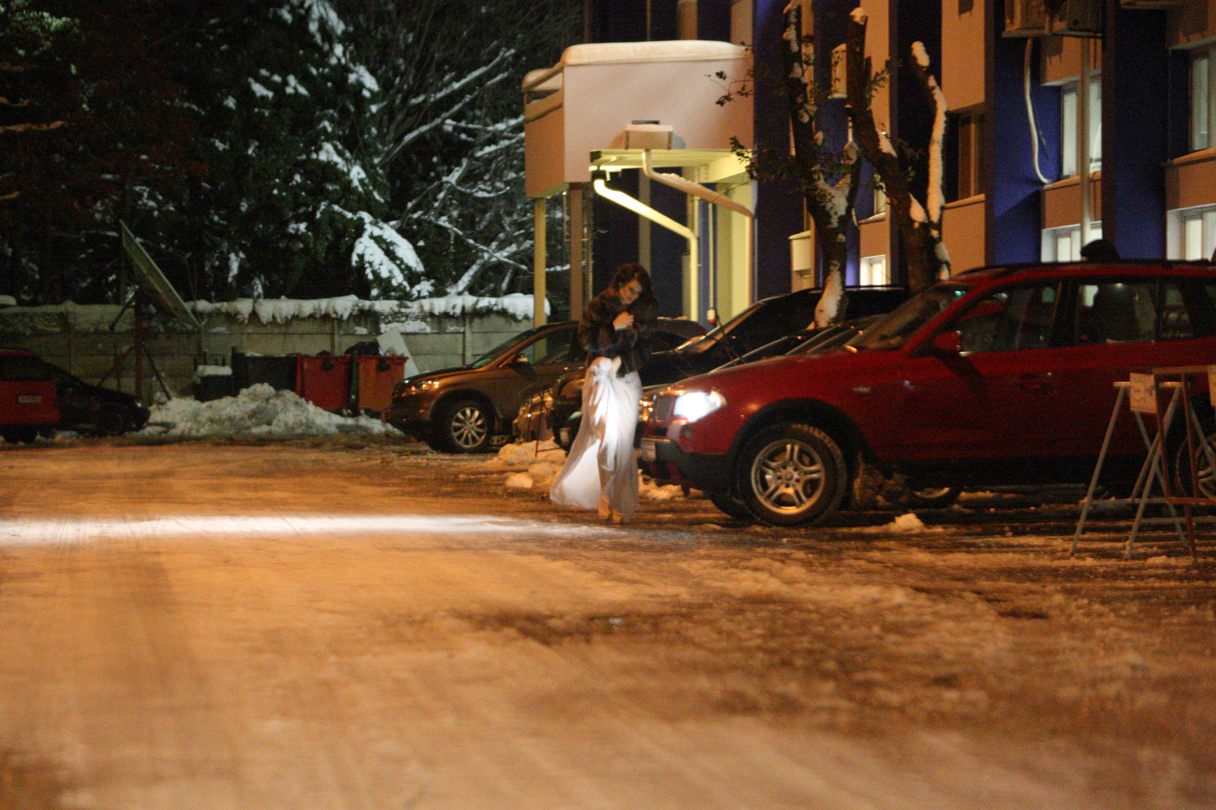 Imbracata cu o rochie alba, destul de trasparenta, satena a incercat sa se incaleaza cu o haina scurta de blana
