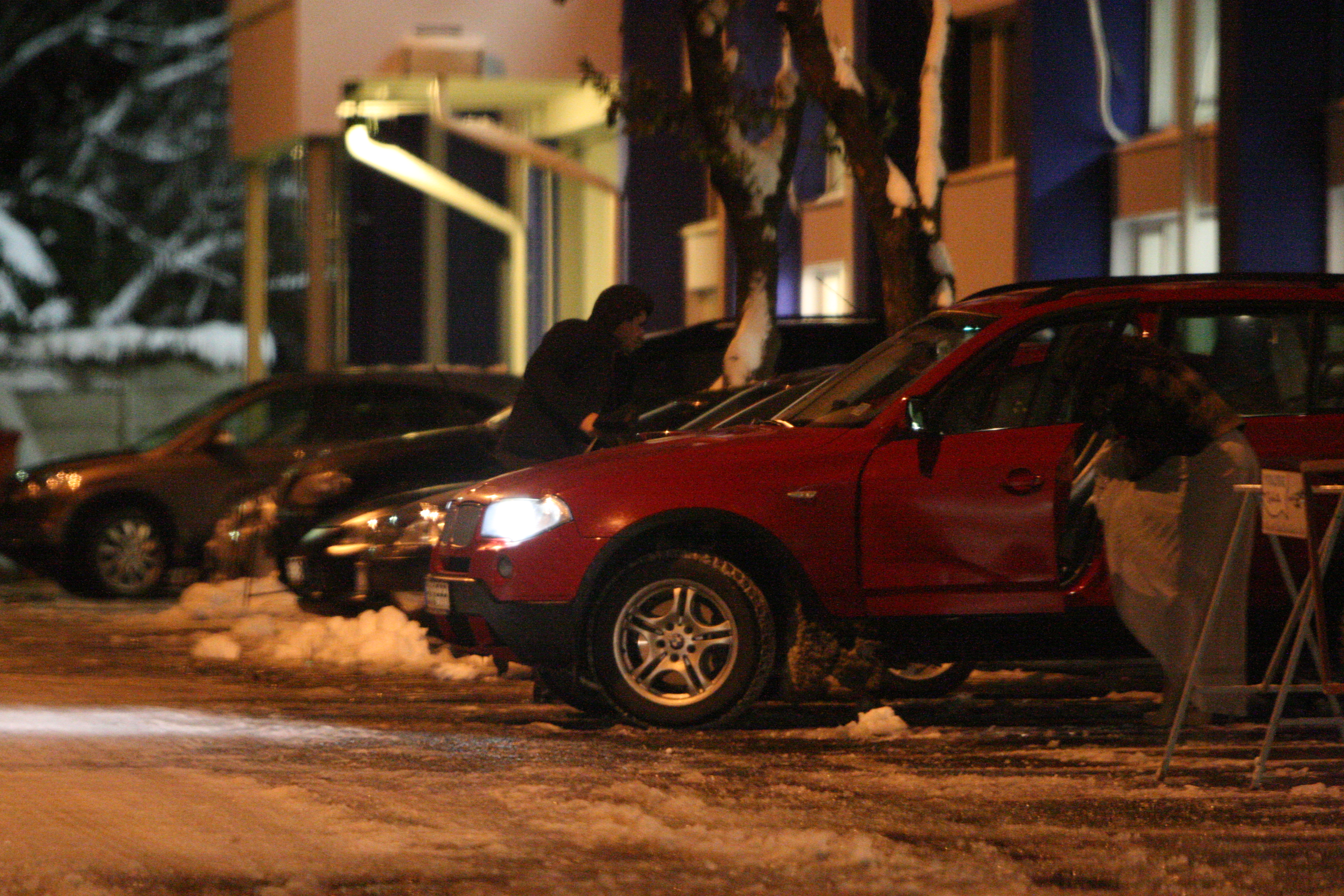In final Raluca isi schimba incaltamintea insa nu se urca la volan