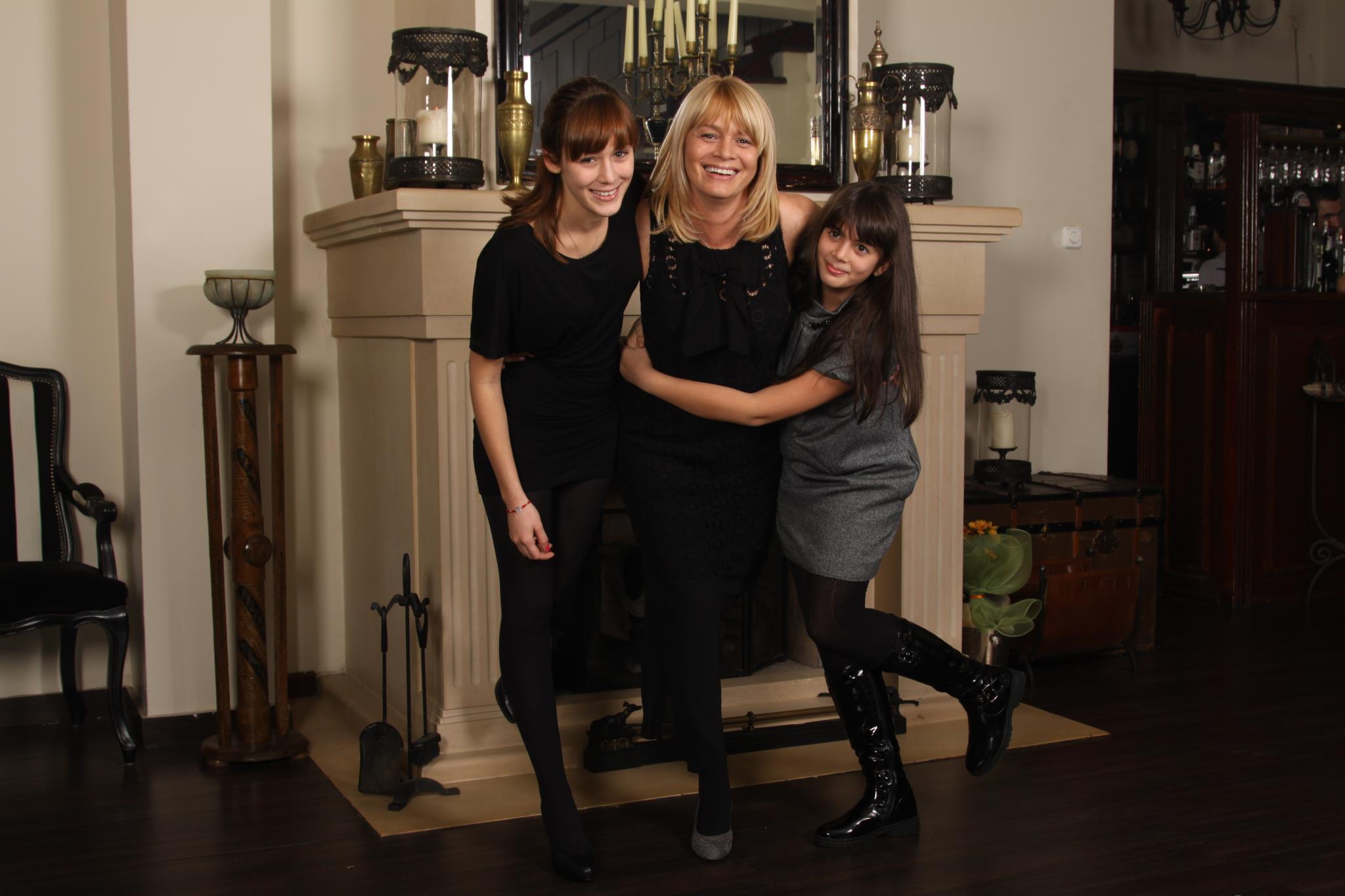 Alice Dumitrescu cu cele doua fete ale ei abia asteapta sa se mute in noua casa