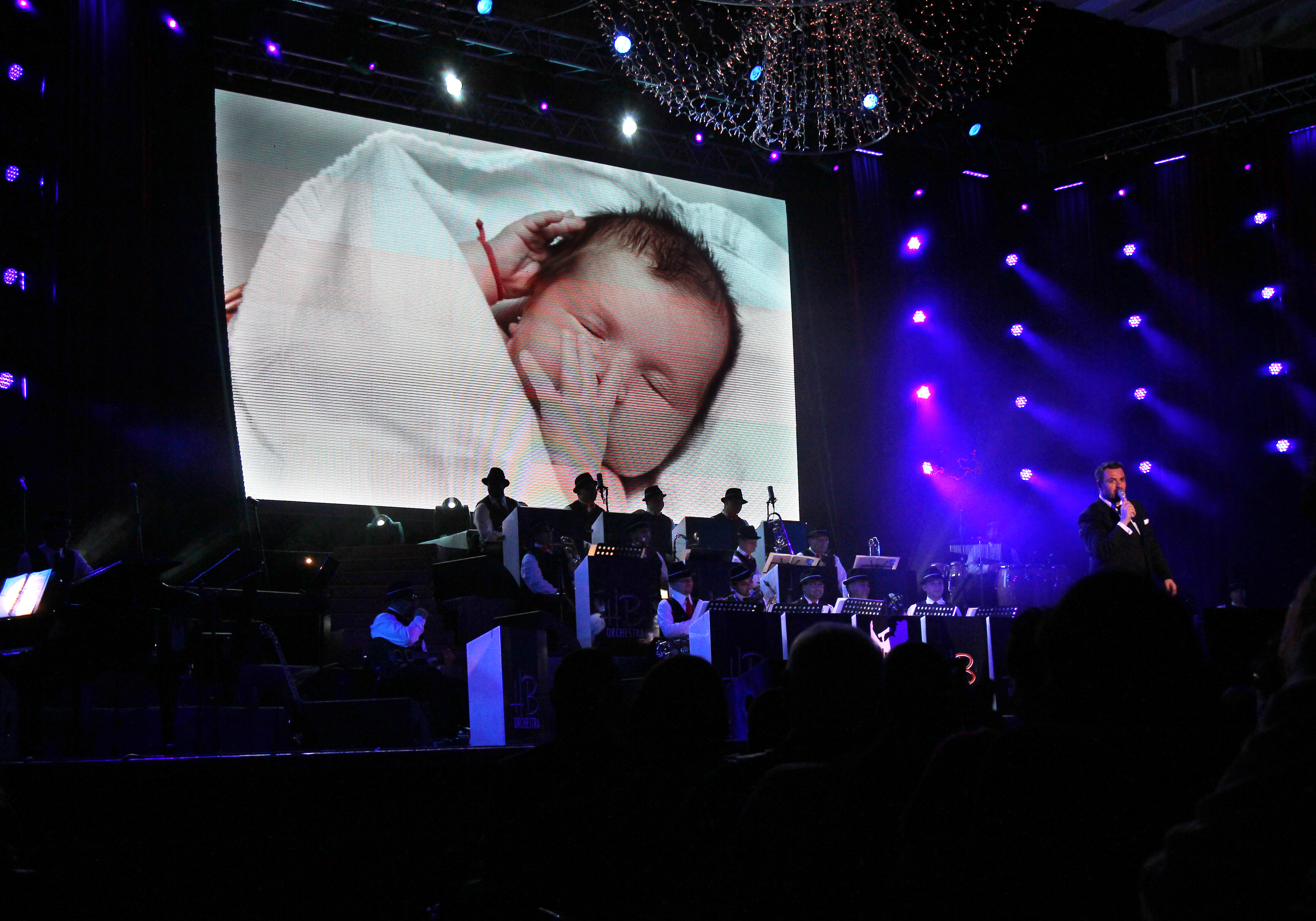 Micuta Mina va fi crestinata la inceputul verii si nasii vor fi un cuplu de prieteni apropiati ai familiei