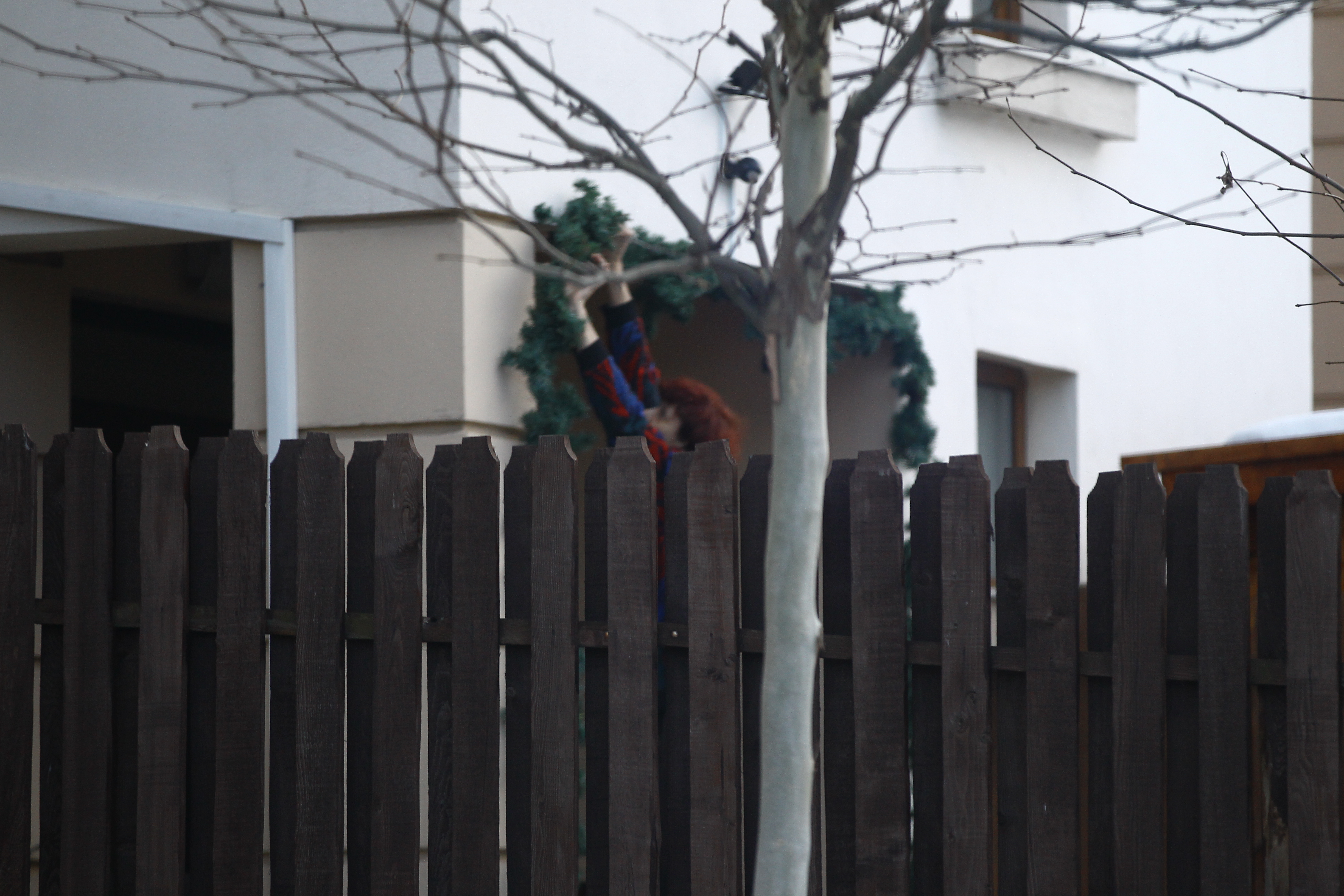 Angajata casei a strans ghirlandele de sarbatori si a spalat geamurile vilei