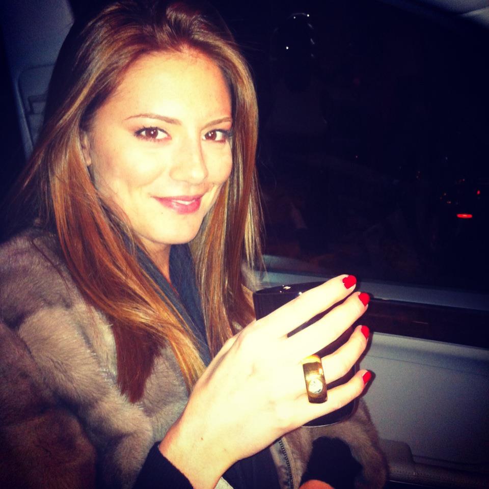 Veronica si-a aratat inelul de logodna in urma cu doar cateva zile