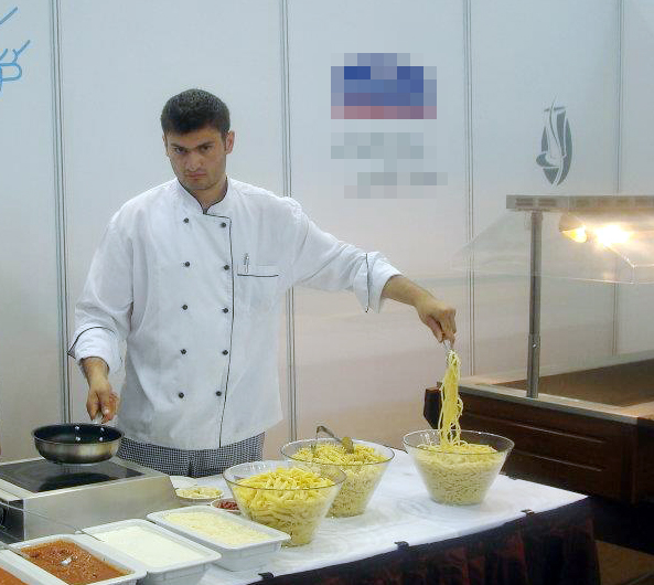 Stelian Oprea are numai 23 de ani si lucraeza ca bucatar la un hotel prestigios din Capitala