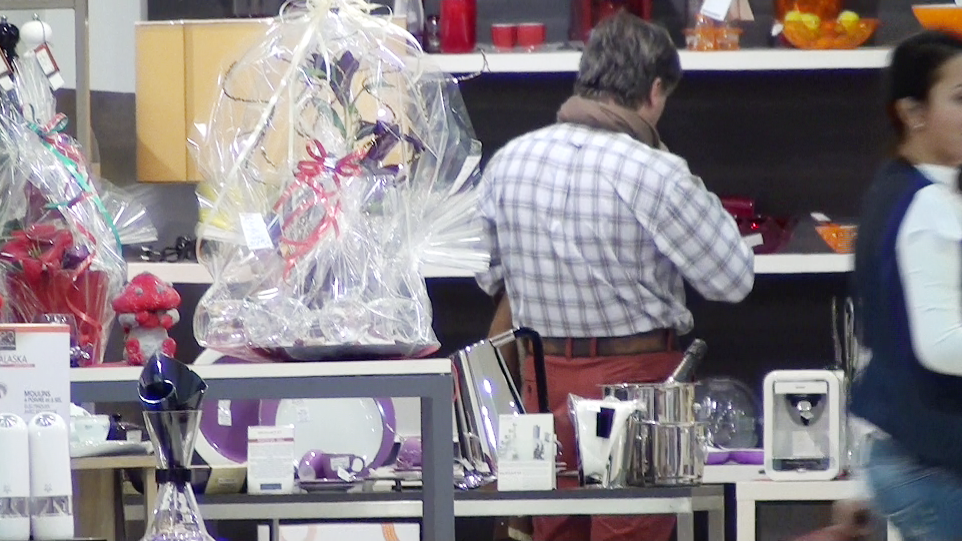 Pentru ca nu stie in ce situatie jenanta se afla, vedeta TV colinda magazinele