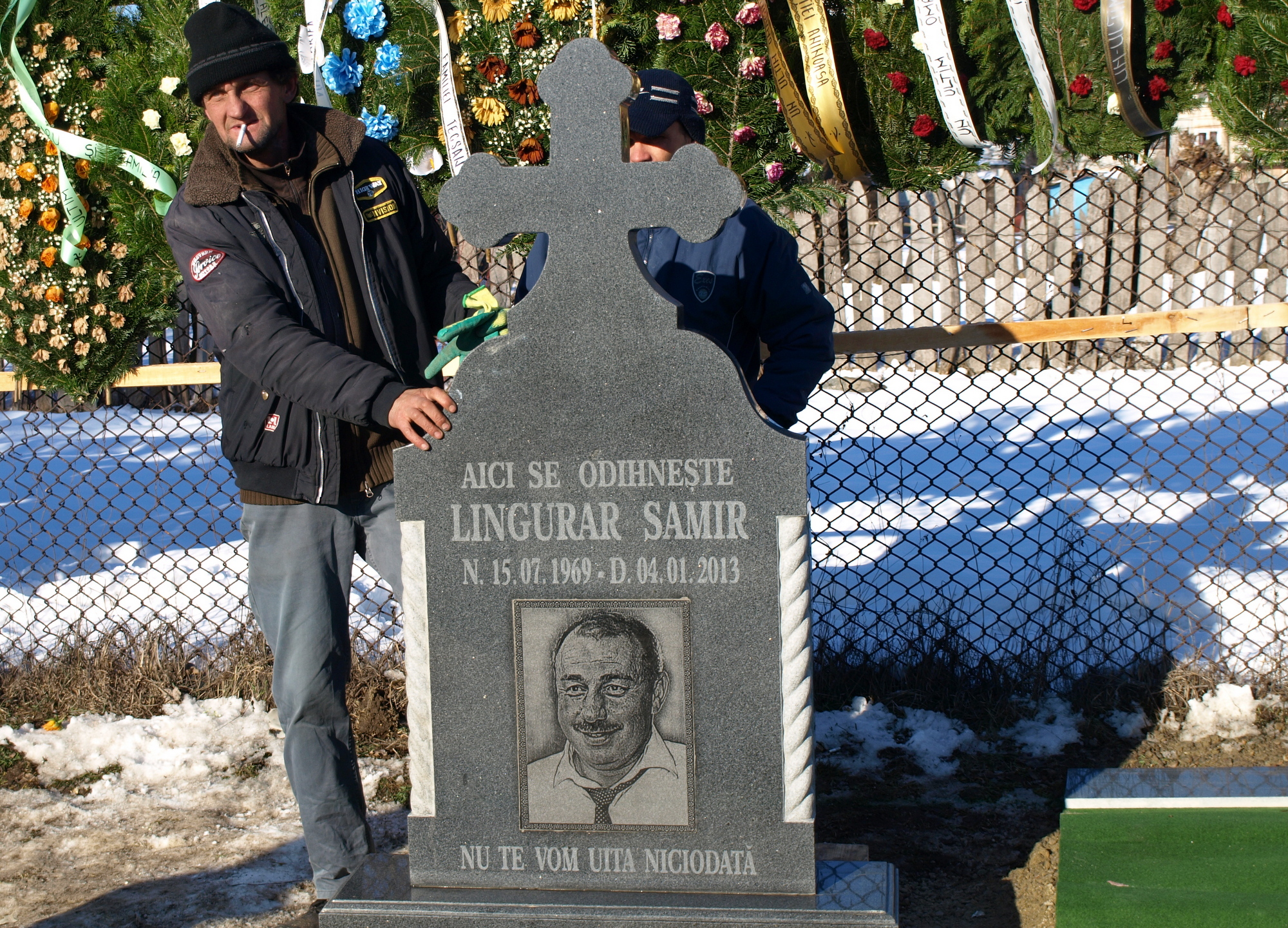 Fratele manelistului a fost inmormantat martea trecuta, iar la pomana au venit cateva sute de persoane