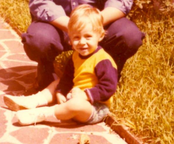 Puştiul ăsta a ajuns să fie unul dintre cei mai premiaţi regizori din România! Şi s-a iubit şi cu Monica Bârlădanu! Ştii cine e?