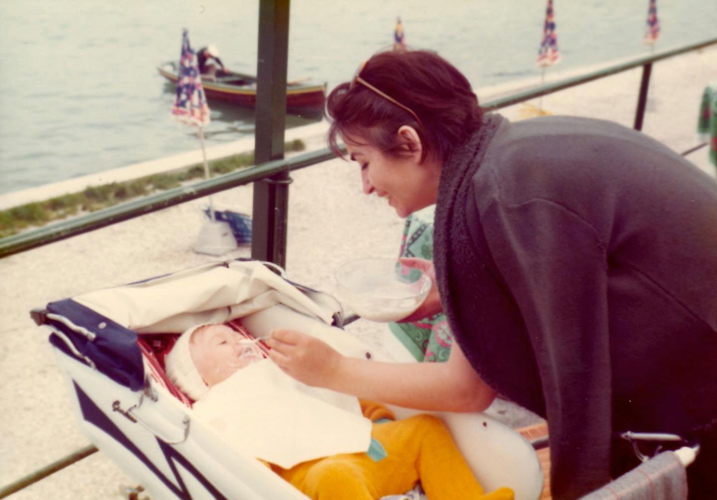 Puştiul ăsta a ajuns să fie unul dintre cei mai premiaţi regizori din România! Şi s-a iubit şi cu Monica Bârlădanu! Ştii cine e?