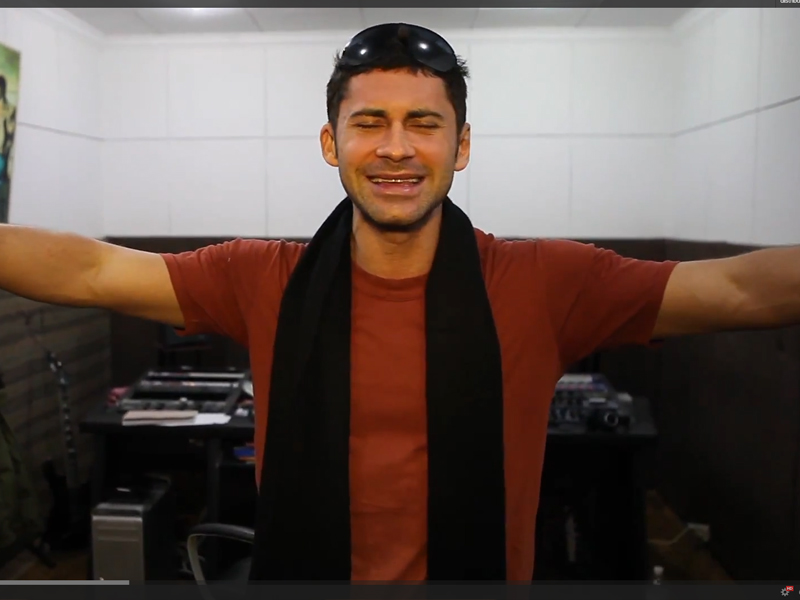 Dan Balan, in ipostaze incredibile! Uite cum se prosteste in studio, cu colegii lui!