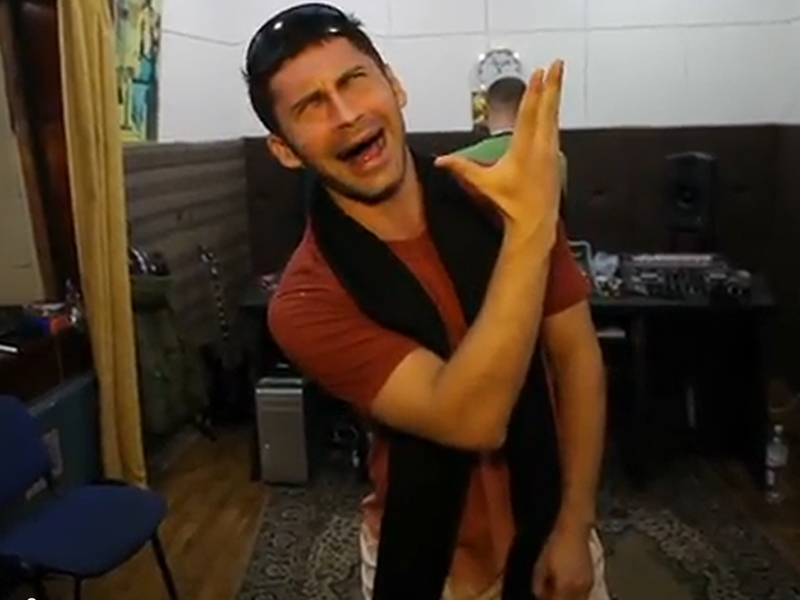 Dan Balan, in ipostaze incredibile! Uite cum se prosteste in studio, cu colegii lui!