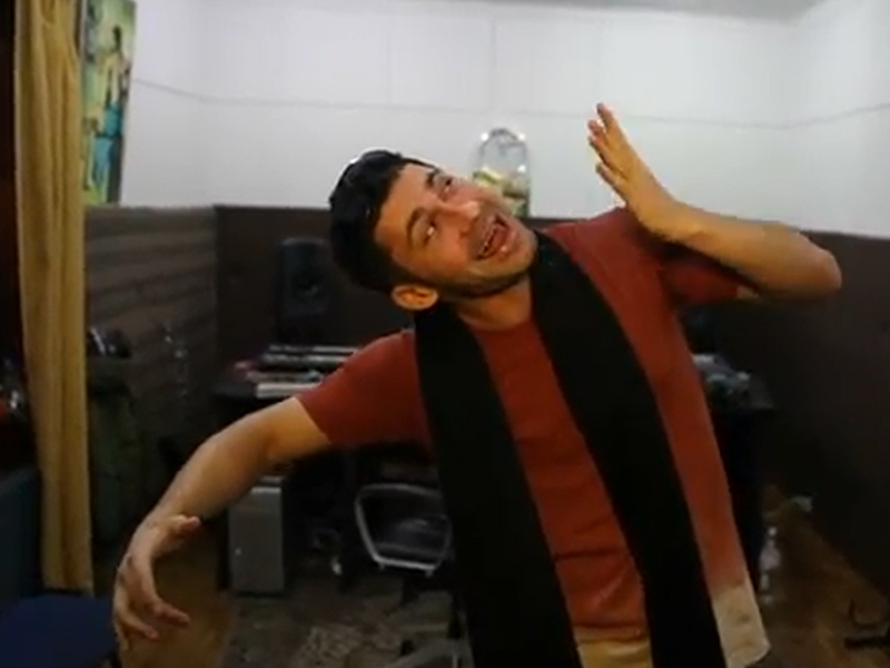 Dan Balan, in ipostaze incredibile! Uite cum se prosteste in studio, cu colegii lui!