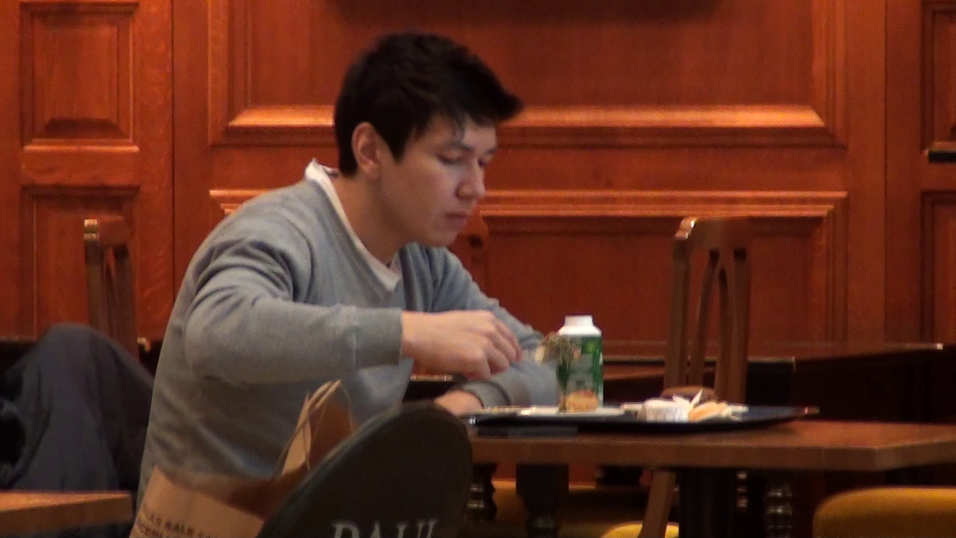 Tanarul tatic a fost atent la fiecare imbucatura