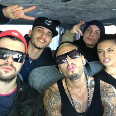 In microbuzul pul la dispozitie, pesemne, de organizatori, cei doi au impartit aceeasi bancheta