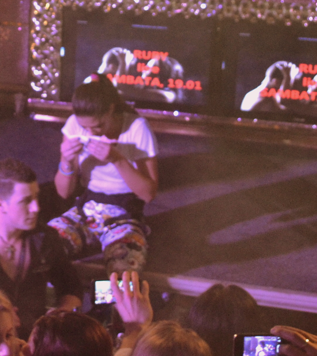 Dupa patru piese, Antonia a obosit si s-a asezat epuizata pe marginea scenei sa-si traga sufletul