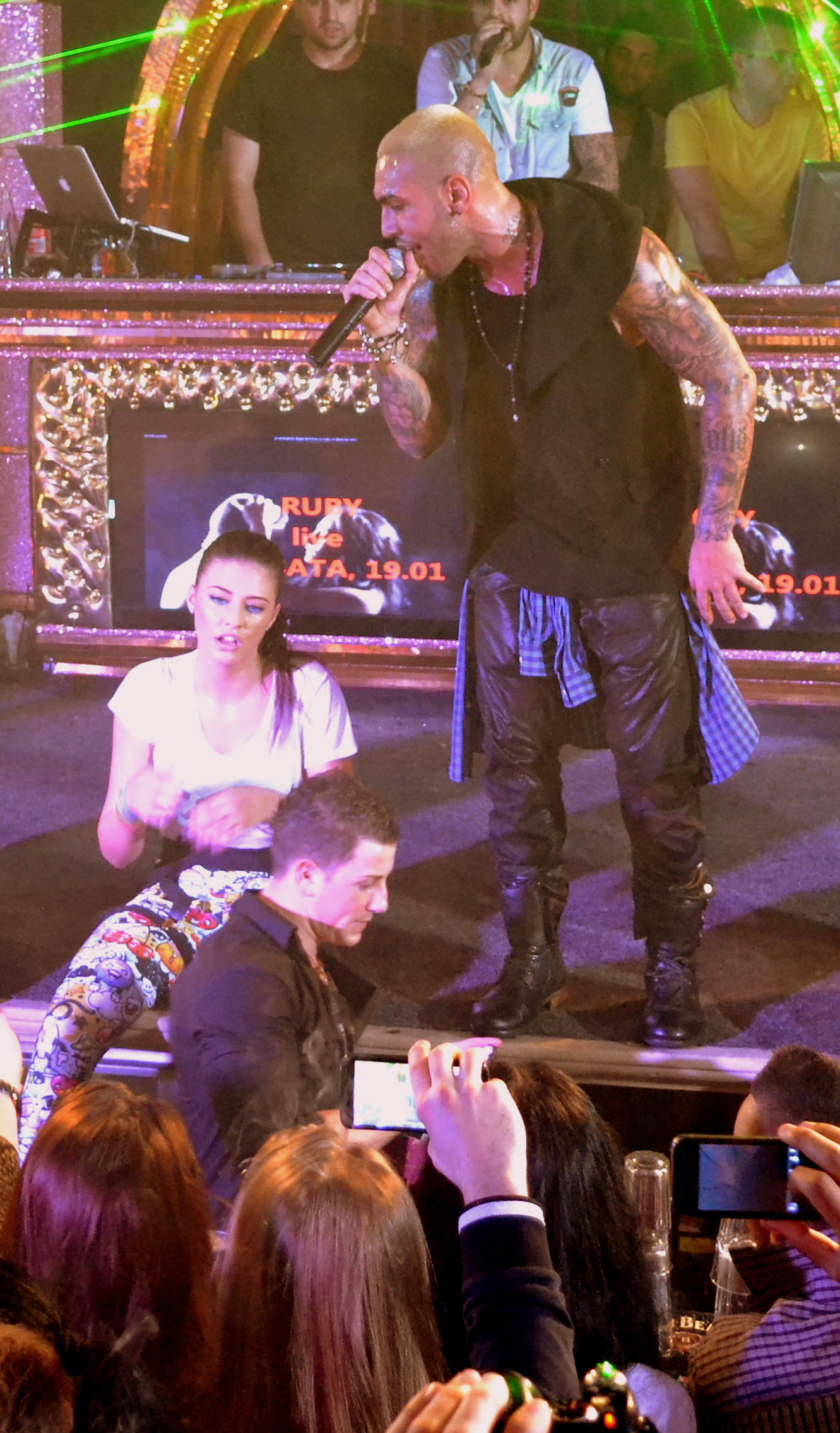 In urma cu o luna, Antonia si Alex au fost protagonistii unui alt episod interesant: artistul a cantat in concetul ei, desi nu fusese invitat, surpinzand prin prezenta lui la Arad