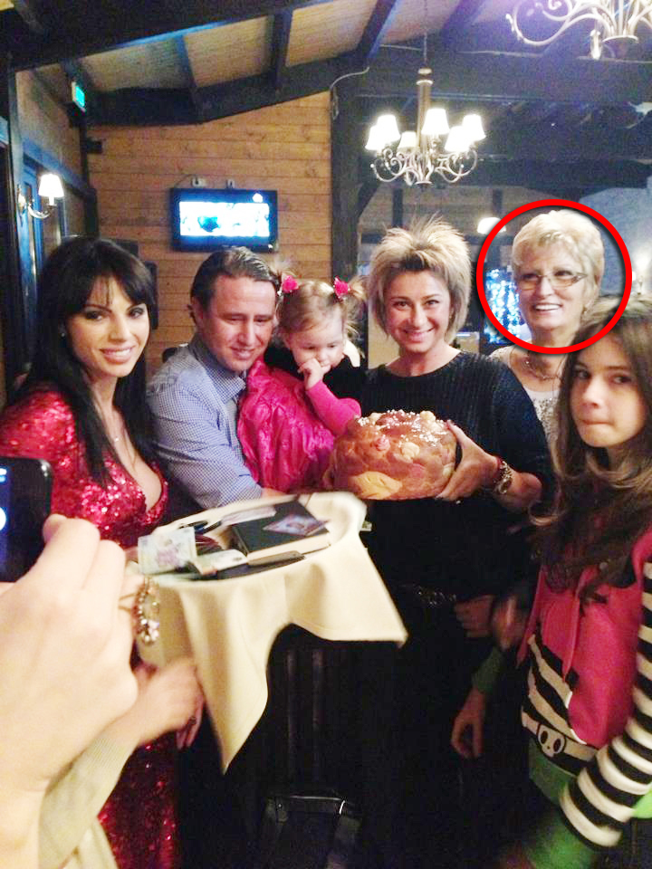 Ramona si Cristi au rupt turta fetitei lor, la sfarsitul lunii decembrie, iar la petrecere a fost invitata si mama soacra