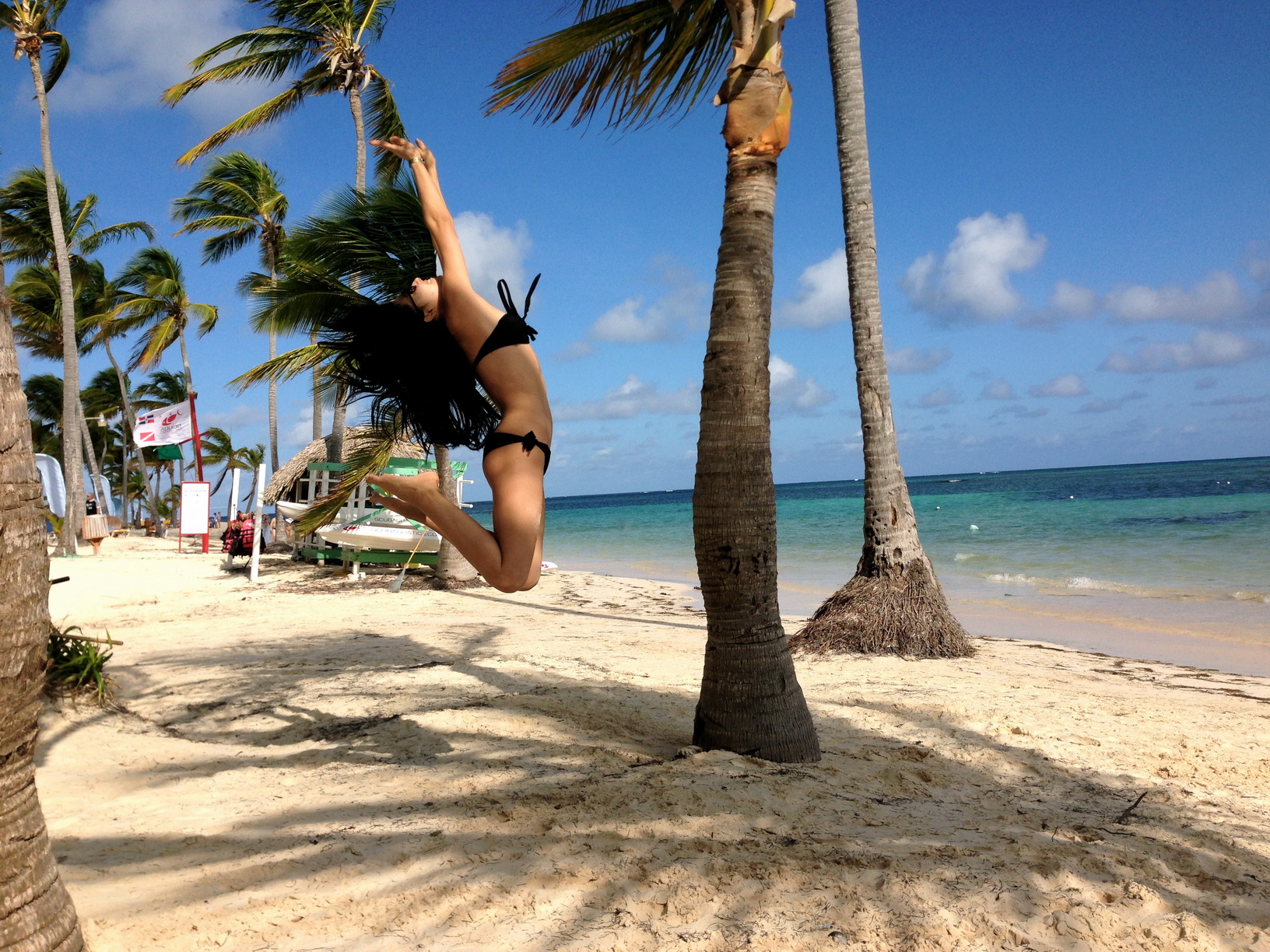 Imagini incendiare din vacanţa Corinei Caragea! Uite ce frumoasă şi sexy e bruneta! Vă place sau nu?