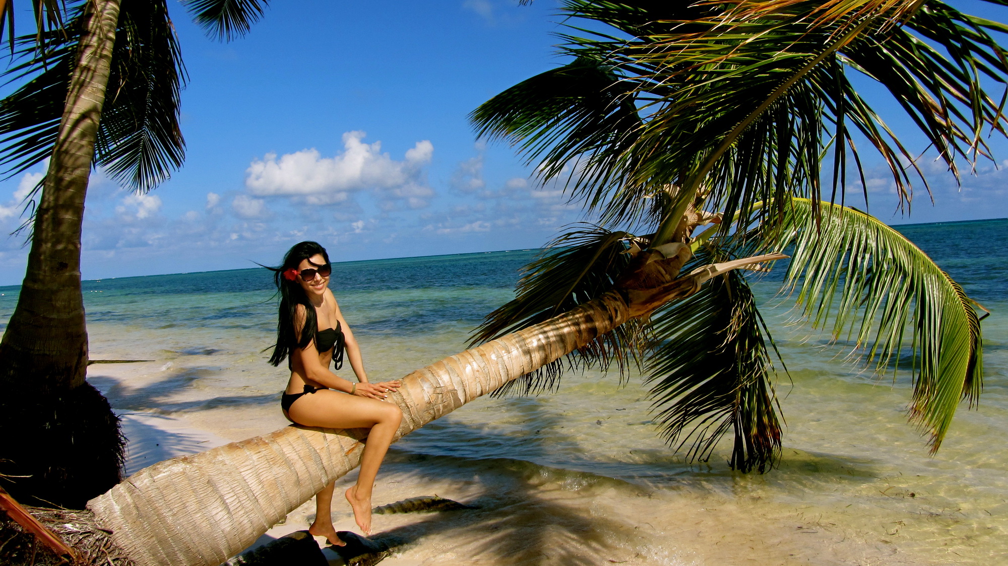 Imagini incendiare din vacanţa Corinei Caragea! Uite ce frumoasă şi sexy e bruneta! Vă place sau nu?