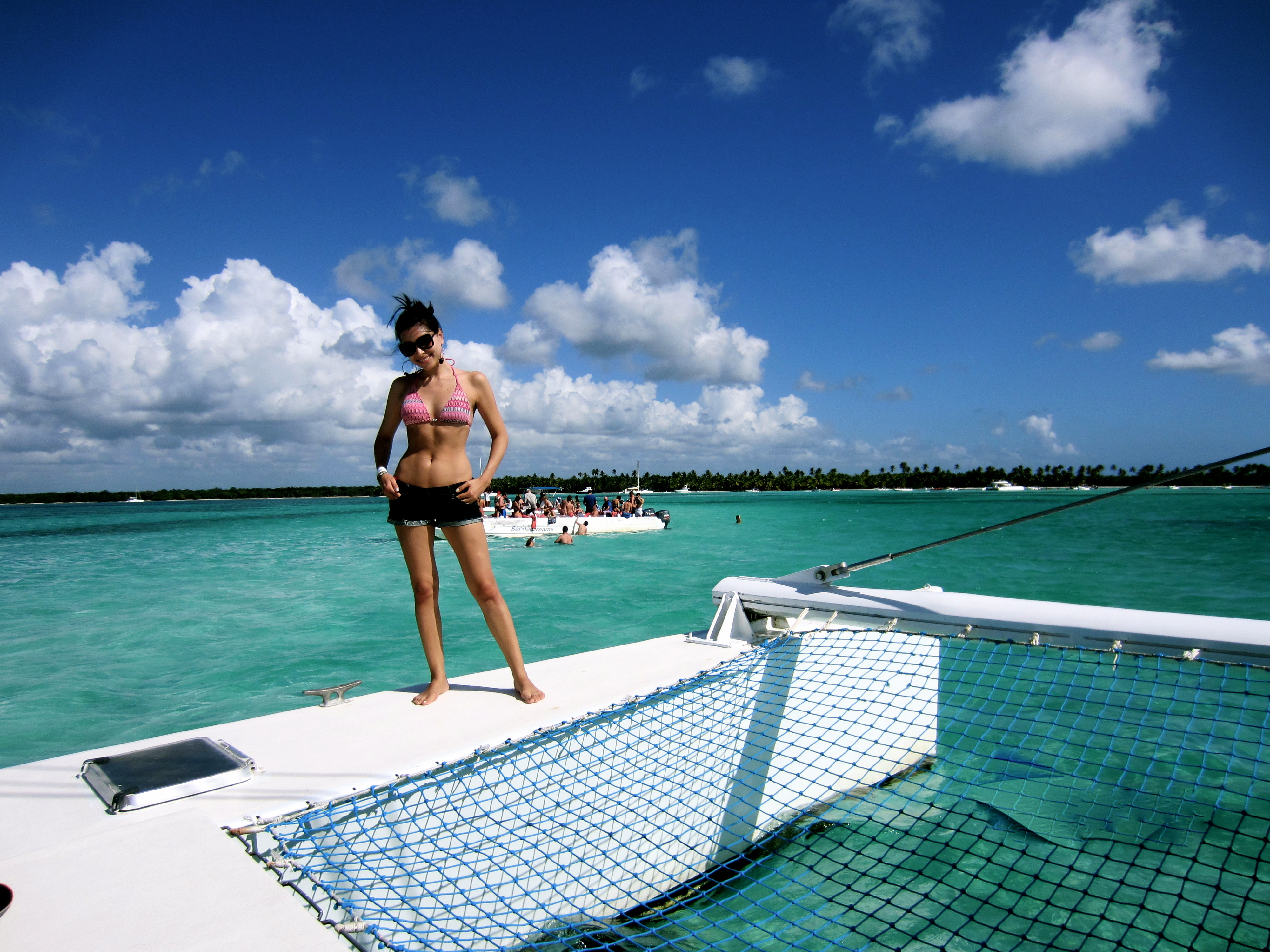 Imagini incendiare din vacanţa Corinei Caragea! Uite ce frumoasă şi sexy e bruneta! Vă place sau nu?