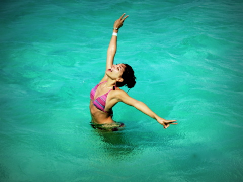 Imagini incendiare din vacanţa Corinei Caragea! Uite ce frumoasă şi sexy e bruneta! Vă place sau nu?