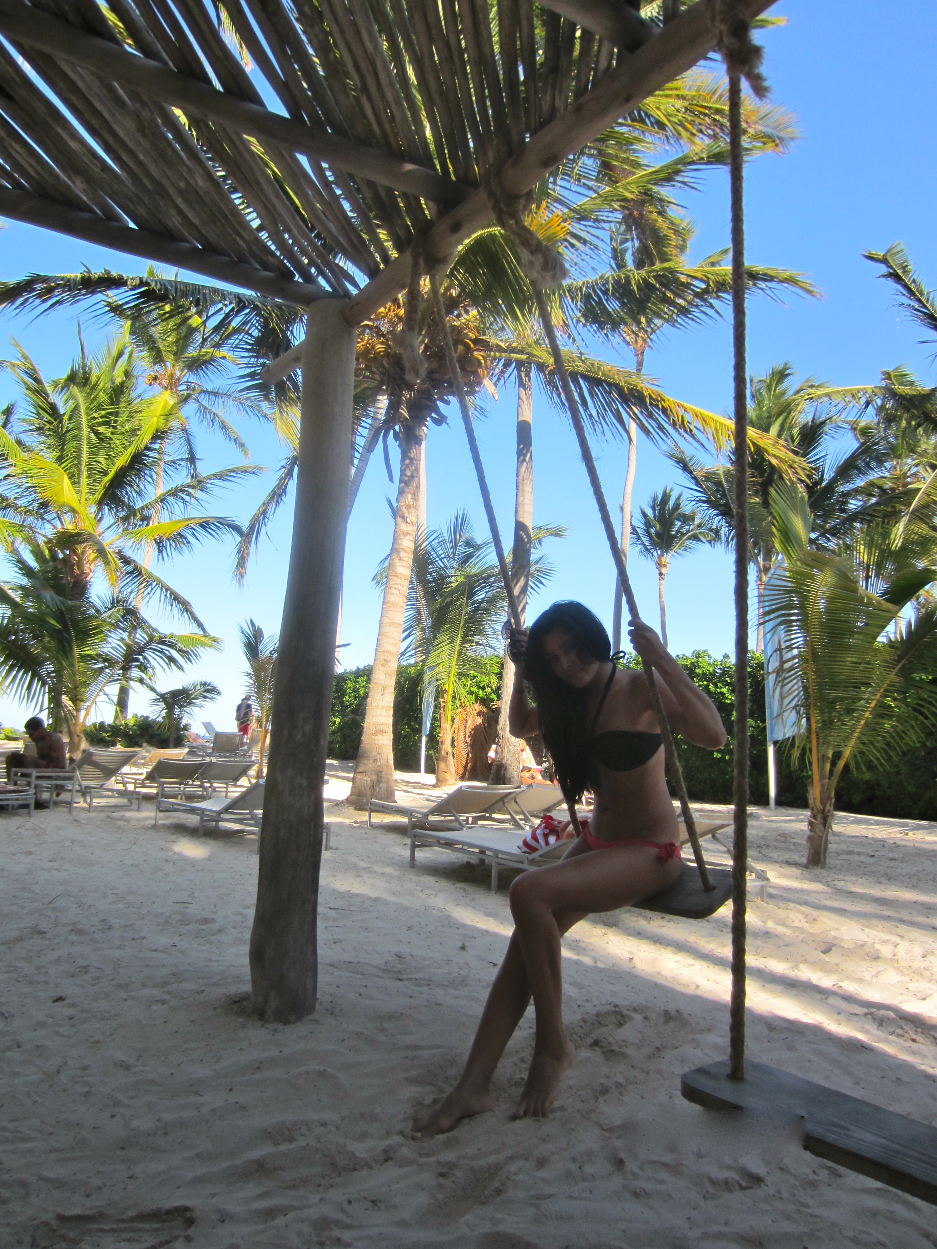 Imagini incendiare din vacanţa Corinei Caragea! Uite ce frumoasă şi sexy e bruneta! Vă place sau nu?