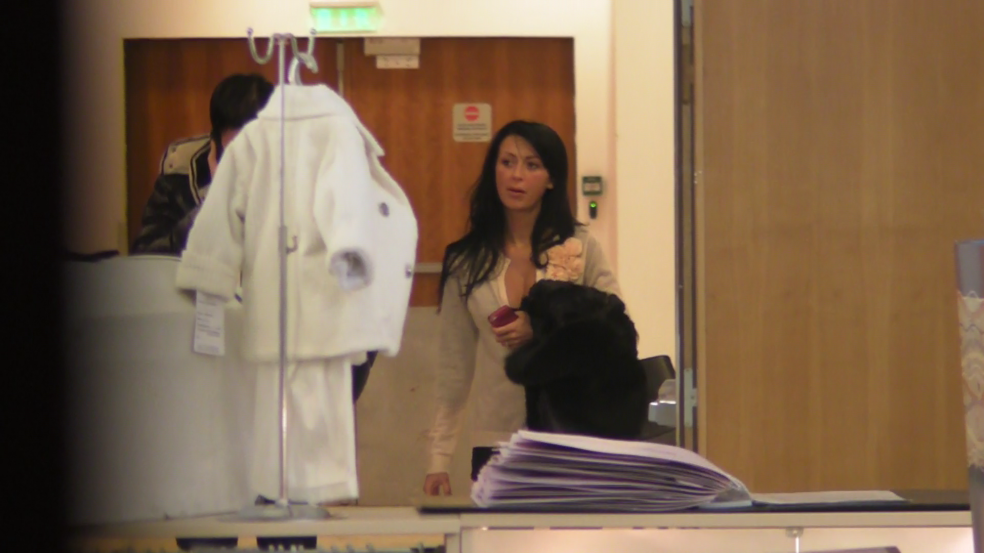 Denisa nu pare deloc incantat de iesirea in oras alaturi de sotul ei