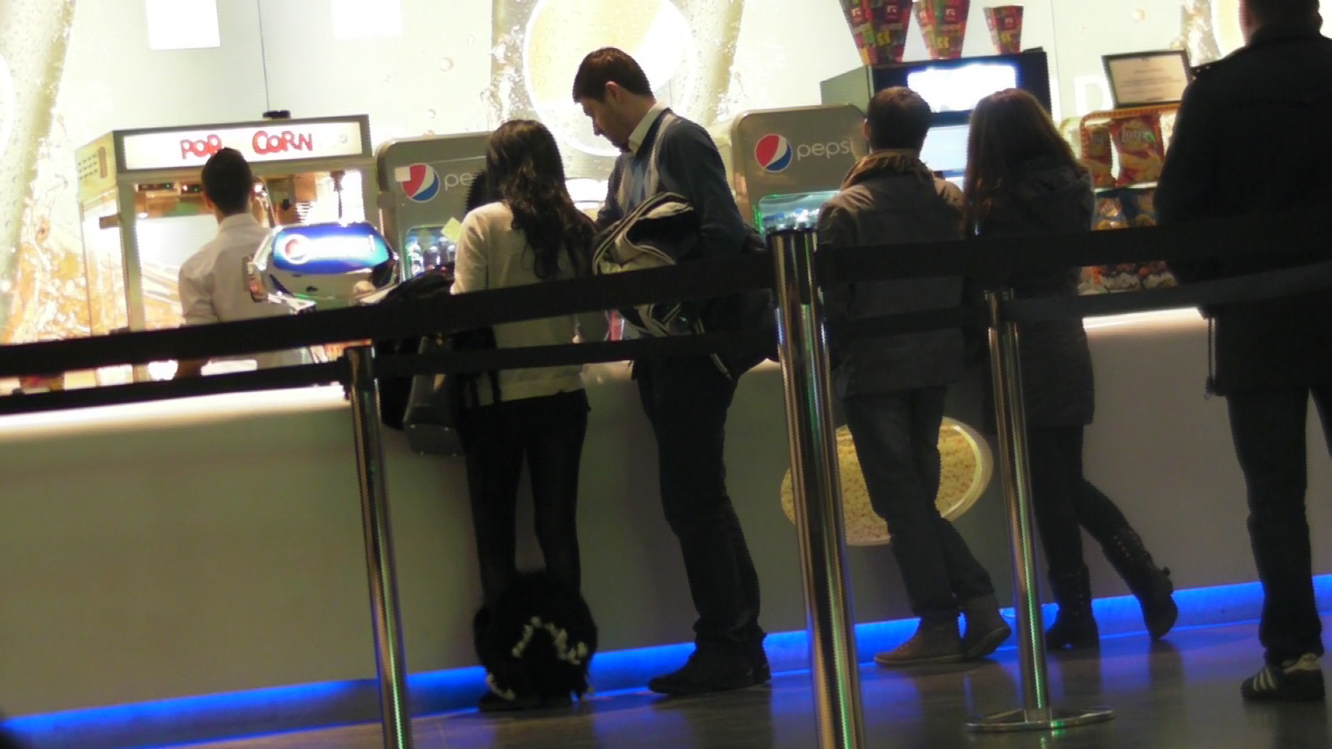 Cei doi se opresc la casa de bilete pentru a alege cel mai potrivit film