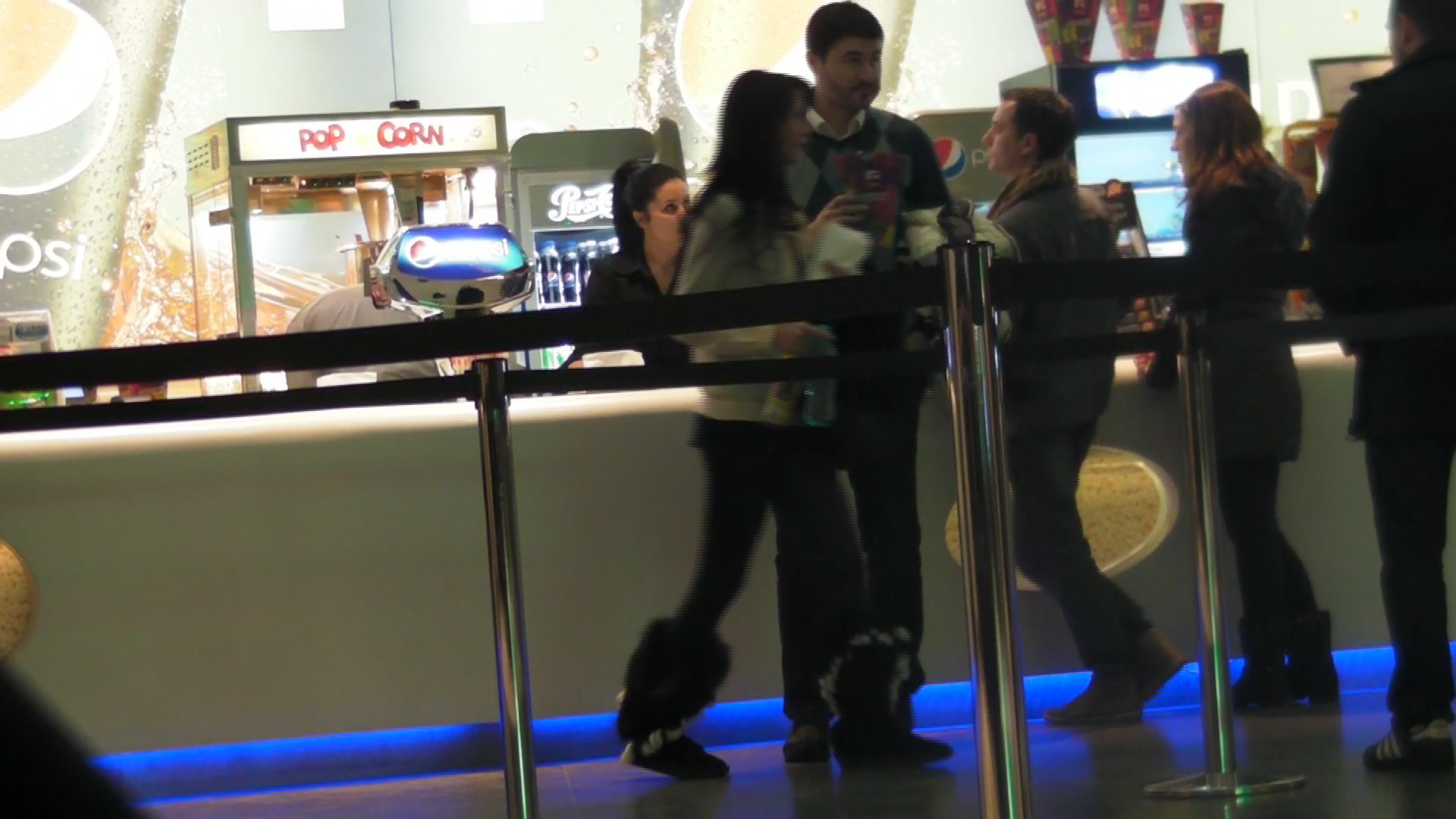 Nici macar faptul ca urmau sa intre in sala de cinema, Denisa si Cornel nu parea sa fie prea fericiti