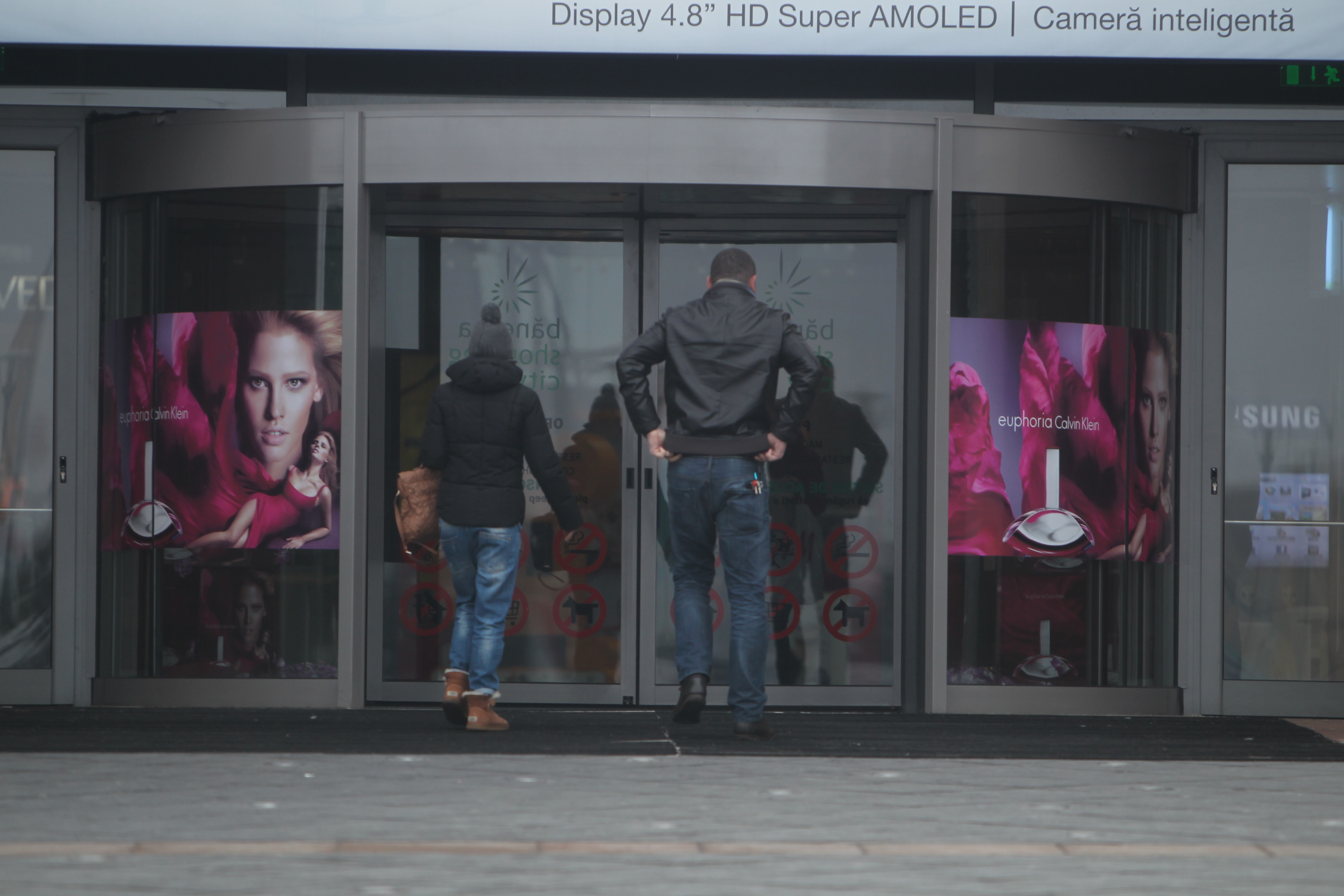 Actrita intra in magazin, urmata de sofer