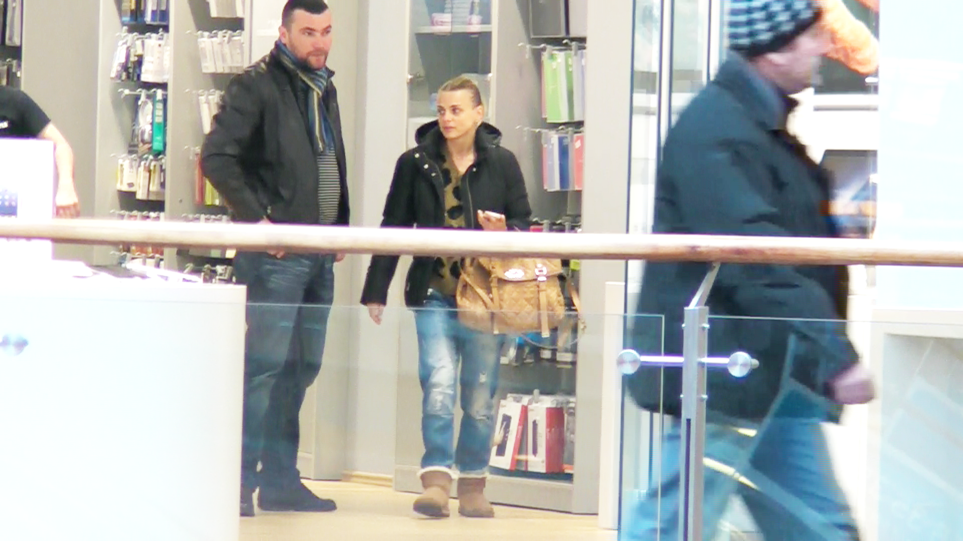 Dezamagita, blonda ii spune barbatului ca nu gasit ce cauta si ca vor pleca spre casa