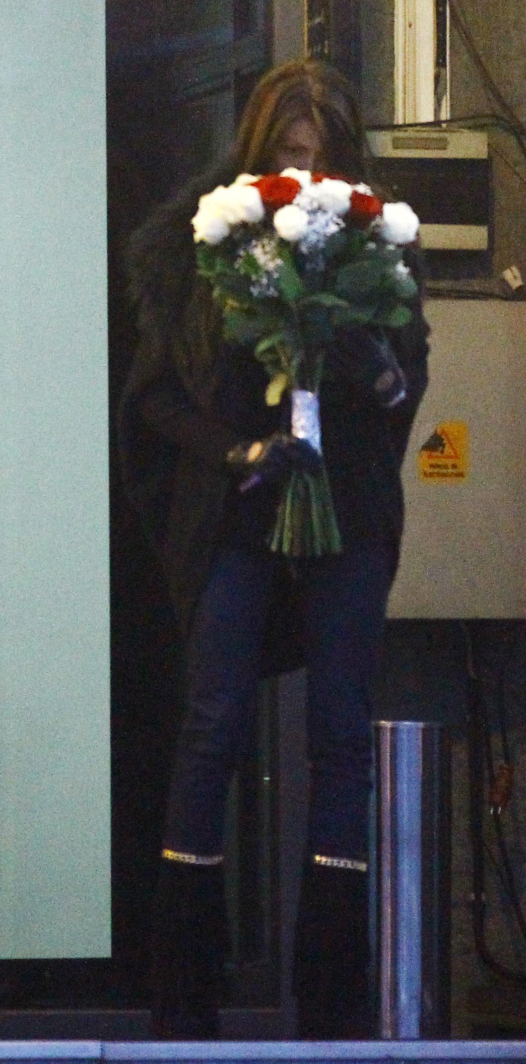 Surprinsa de gestul tanarului, Ilinca miroase trandafirii si zambeste in urma lui