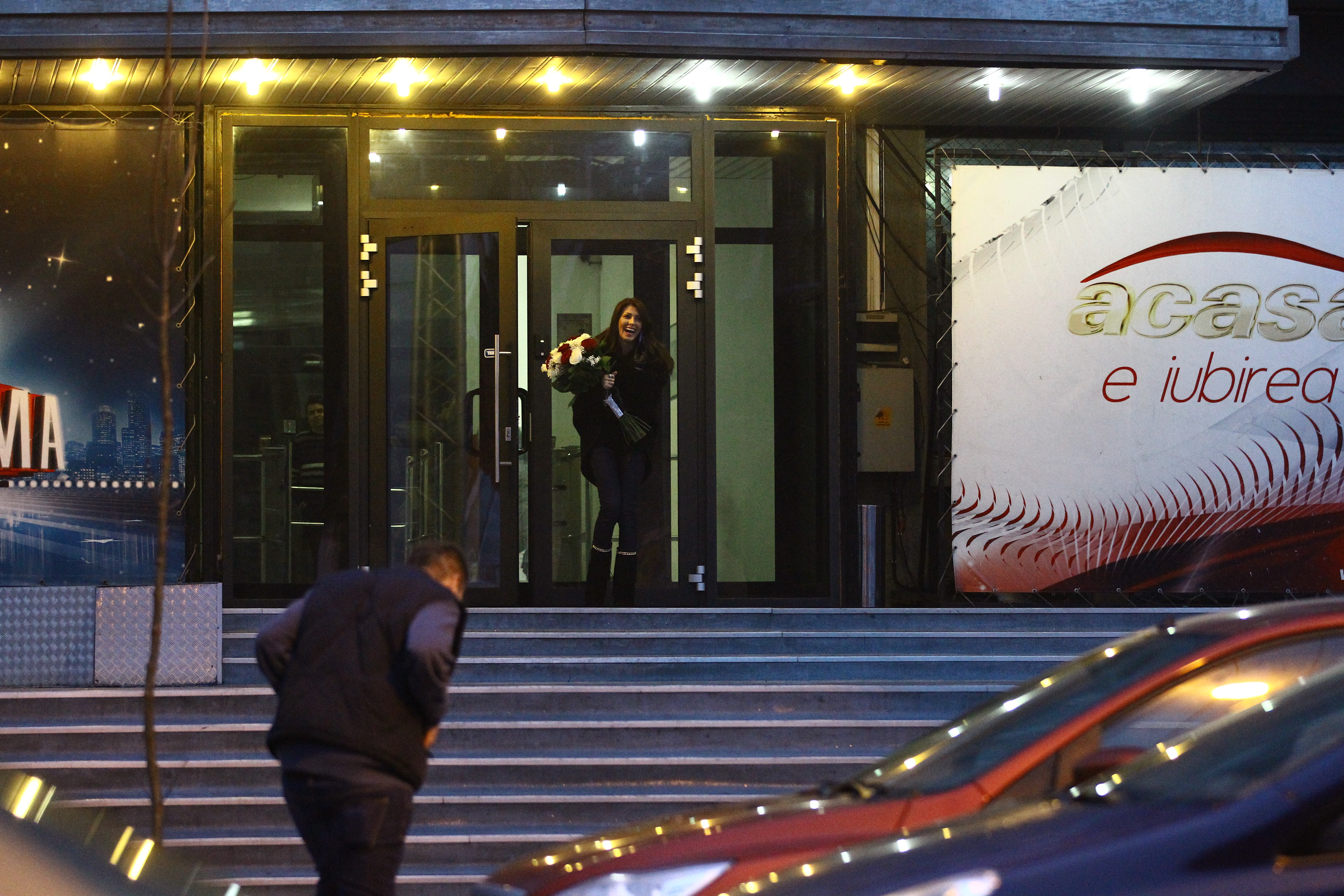 Prezentatoarea CANCAN TV izbucneste in ras in momentul in care admiratorul face o plecaciune in fata ei