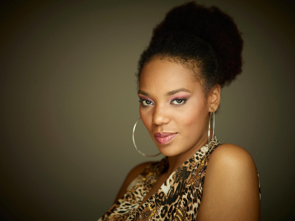 Julie abia asteapta sa intre in studio si sa-si lanseze primul single