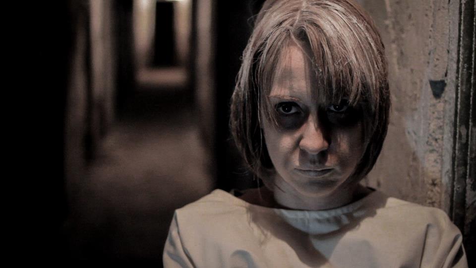 Asa apare pe scena, in timpul spectacolului, actrita Medeea Marinescu