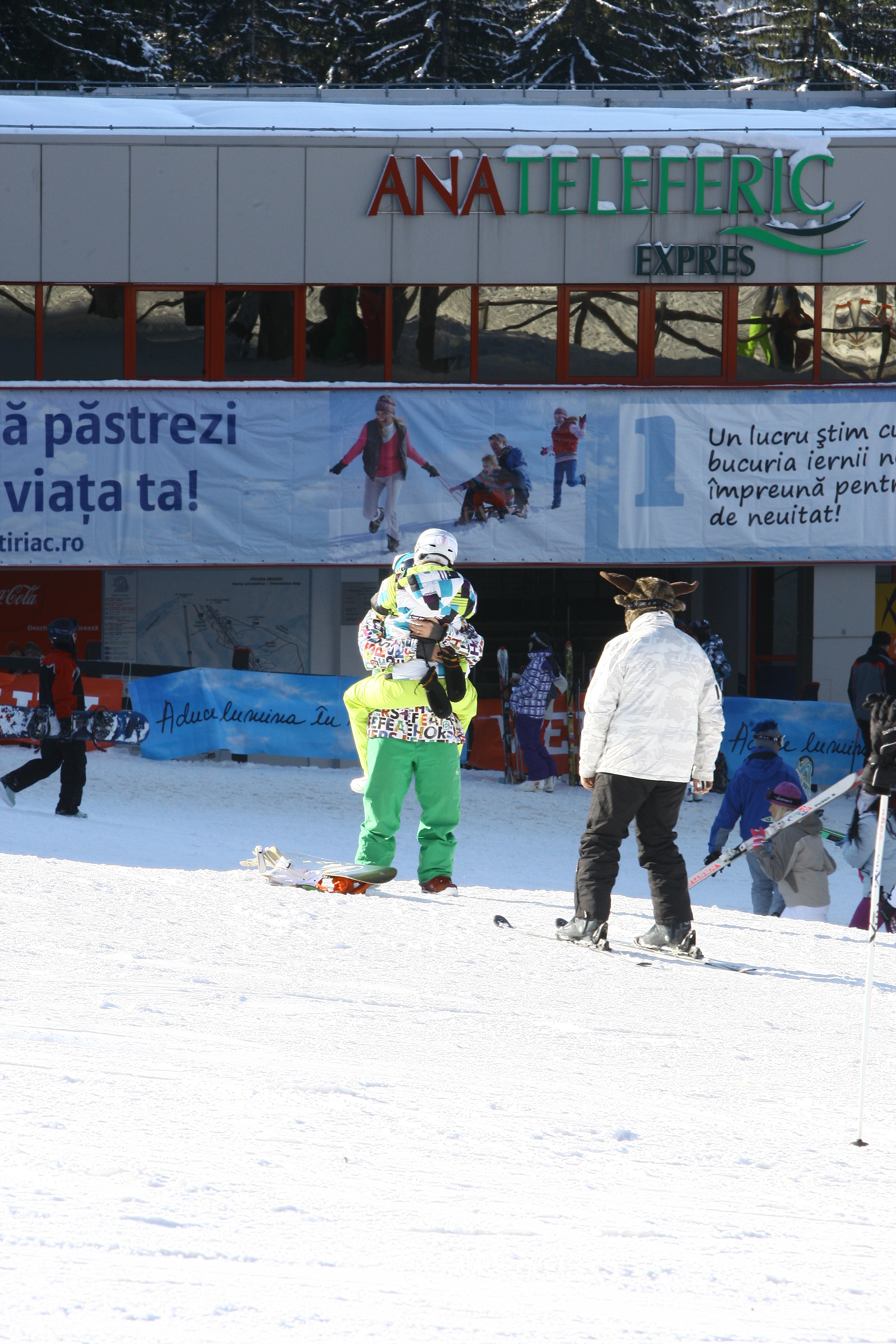 Manechinul isi incolaceste picioarele de mijlocul sotului