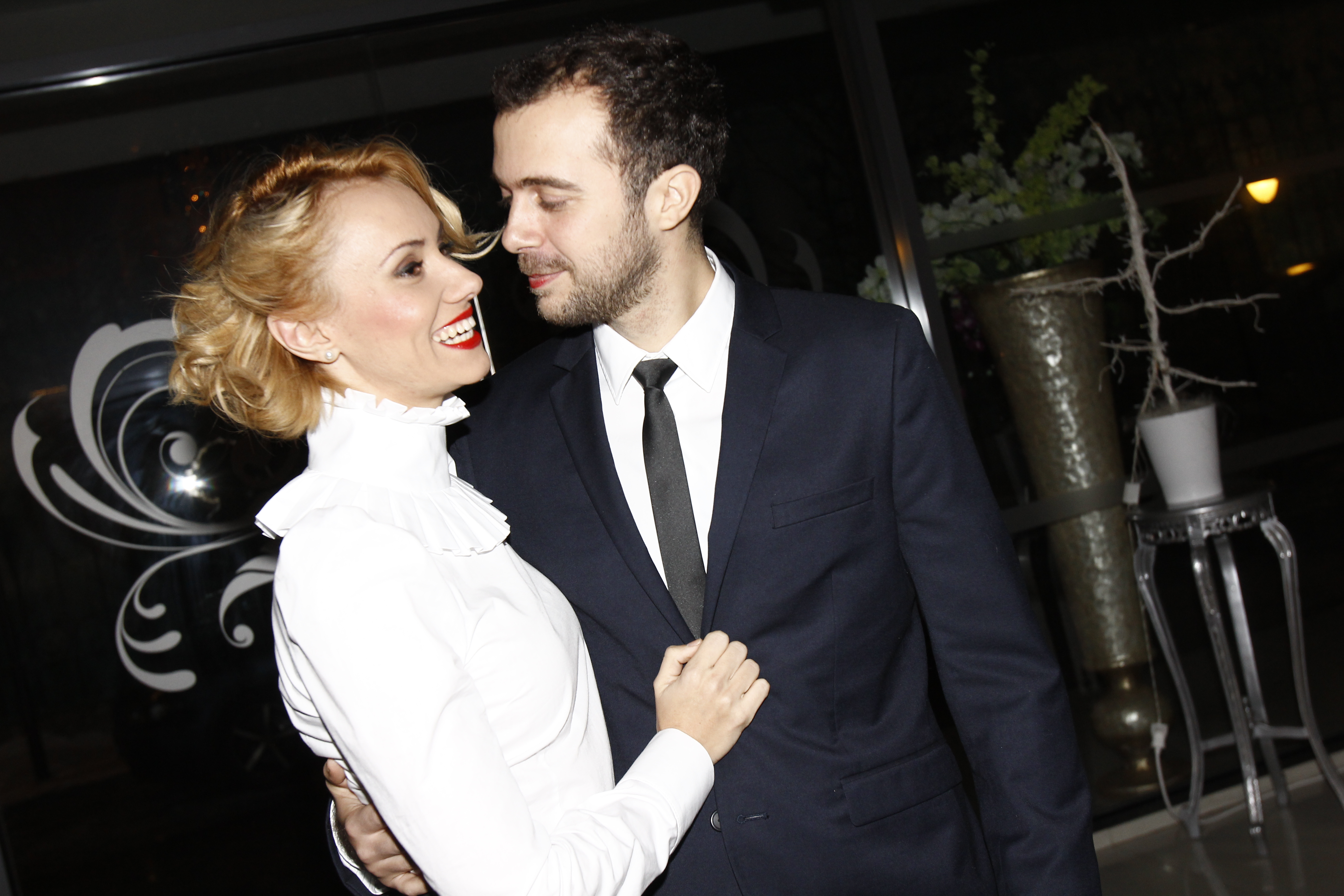 Primul sarut in public al celor doi indragostiti