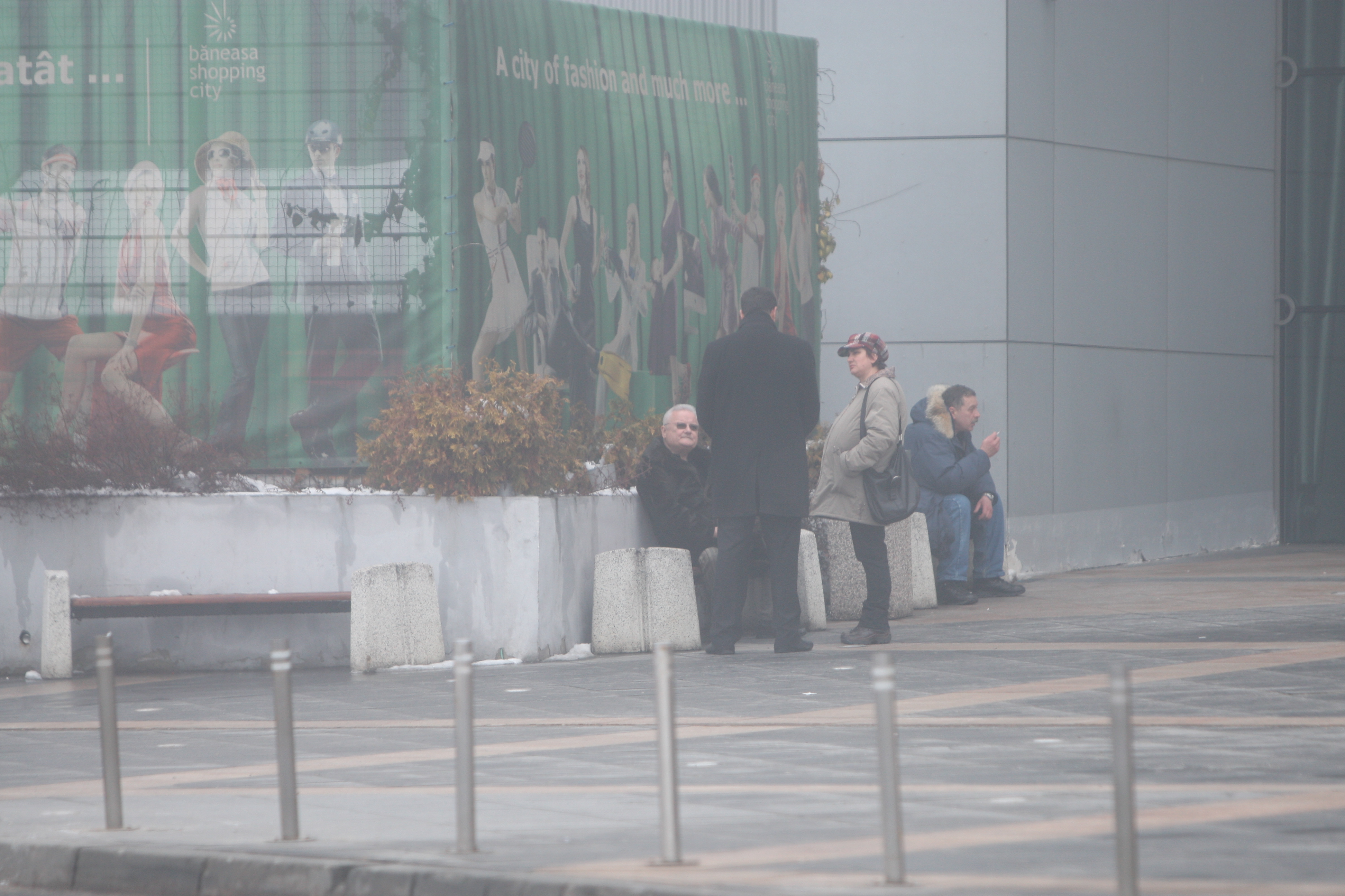 Irinel a stat asezat pe o banca din fata mall-ului, pana s-a intalnit cu femeia pe care o astepta