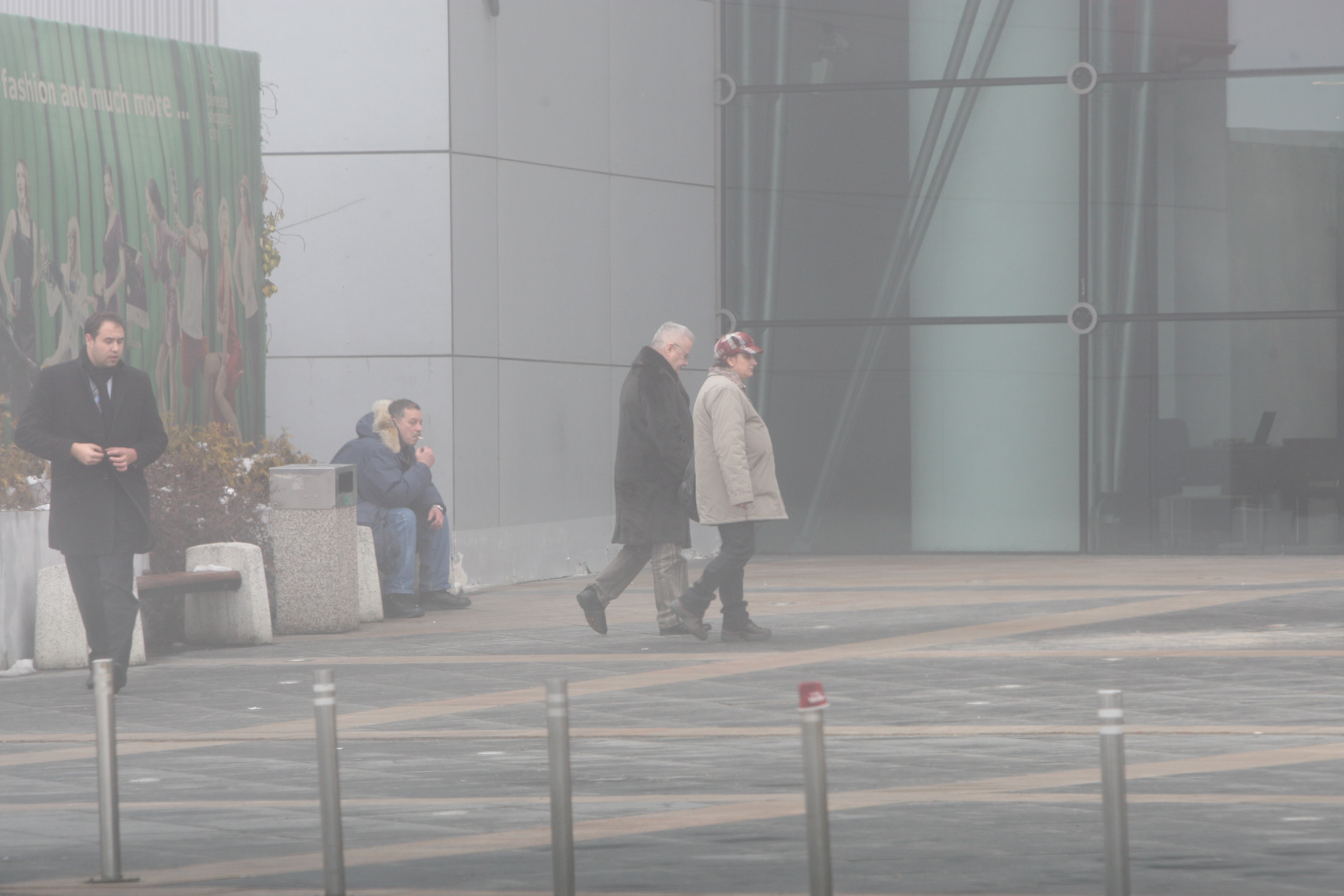 Irinel si femeie pe care a asteptat-o au intrat in mall, unde au stat aproximativ o ora