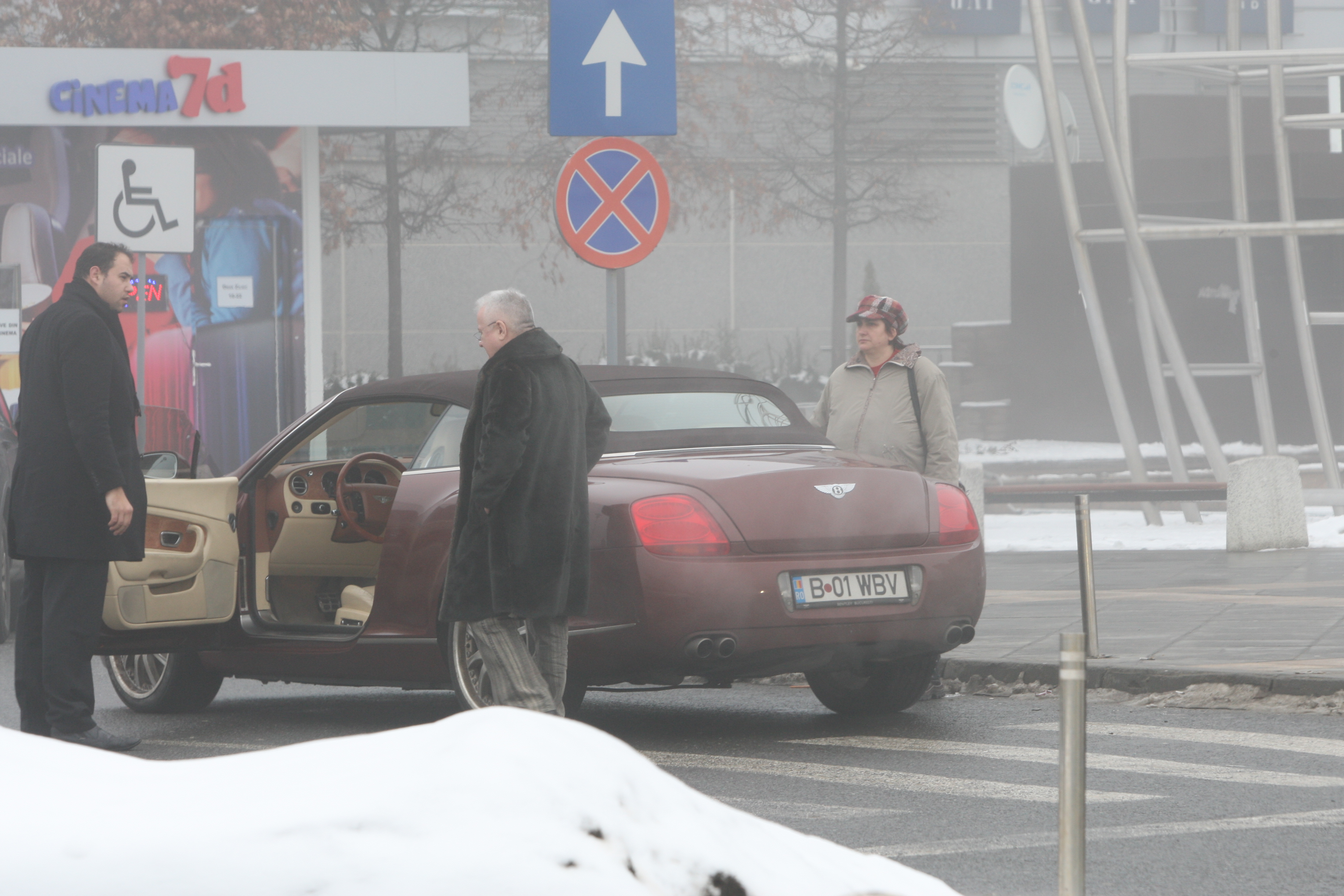 La iesire, Irinel a fost intampinat de sofer, care l-a condus pana la masina si i-a deschis portiera